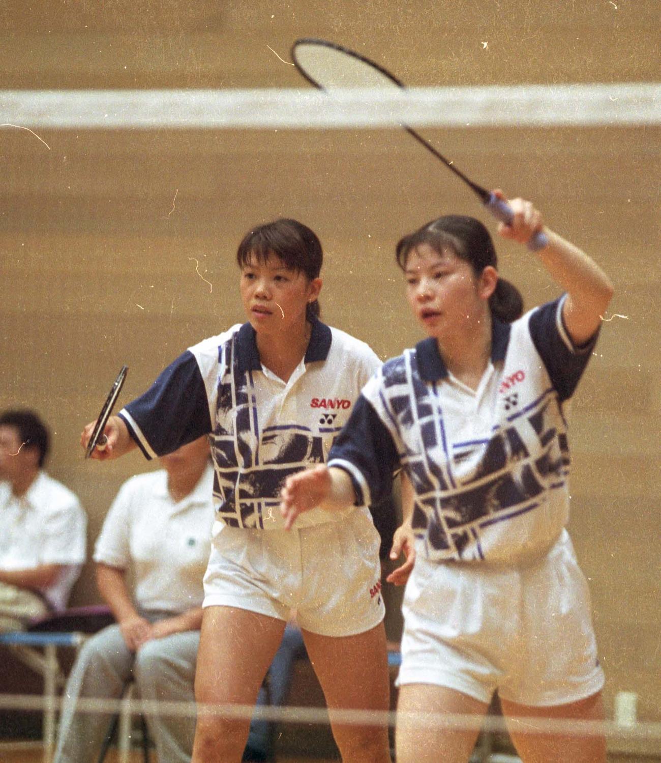 98年9月アジア競技大会女子ダブルス代表選考に出場した（左から）増茂と中山