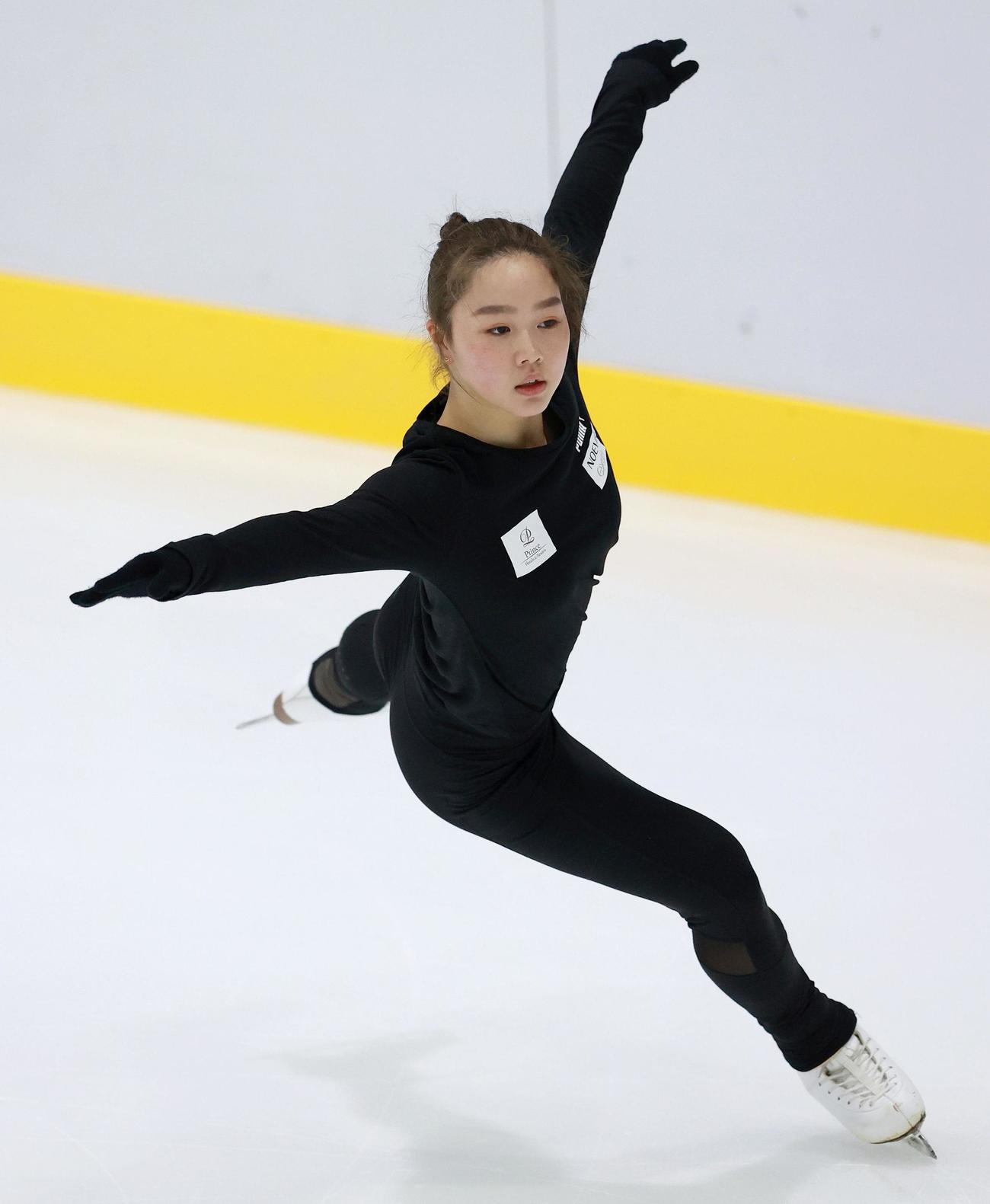 フィギュアのシニア強化合宿で練習する樋口新葉（代表撮影