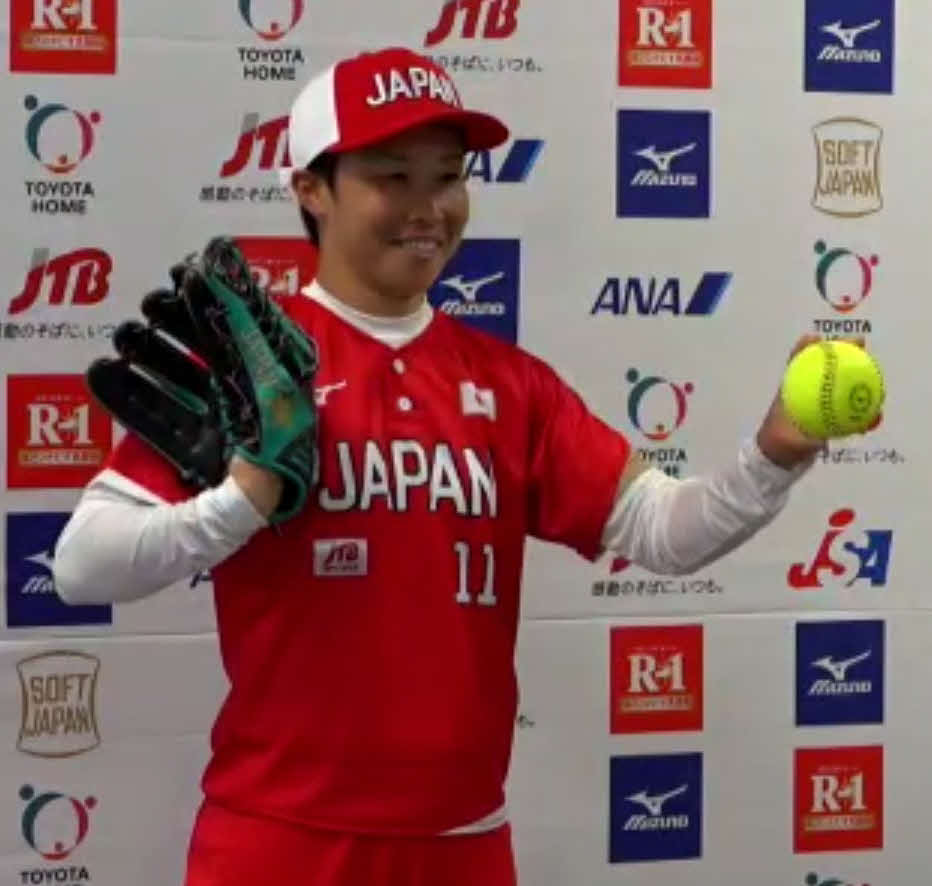 「SOFT　JAPAN」の新ユニホームで撮影に応じるソフトボール女子日本代表の山田恵里