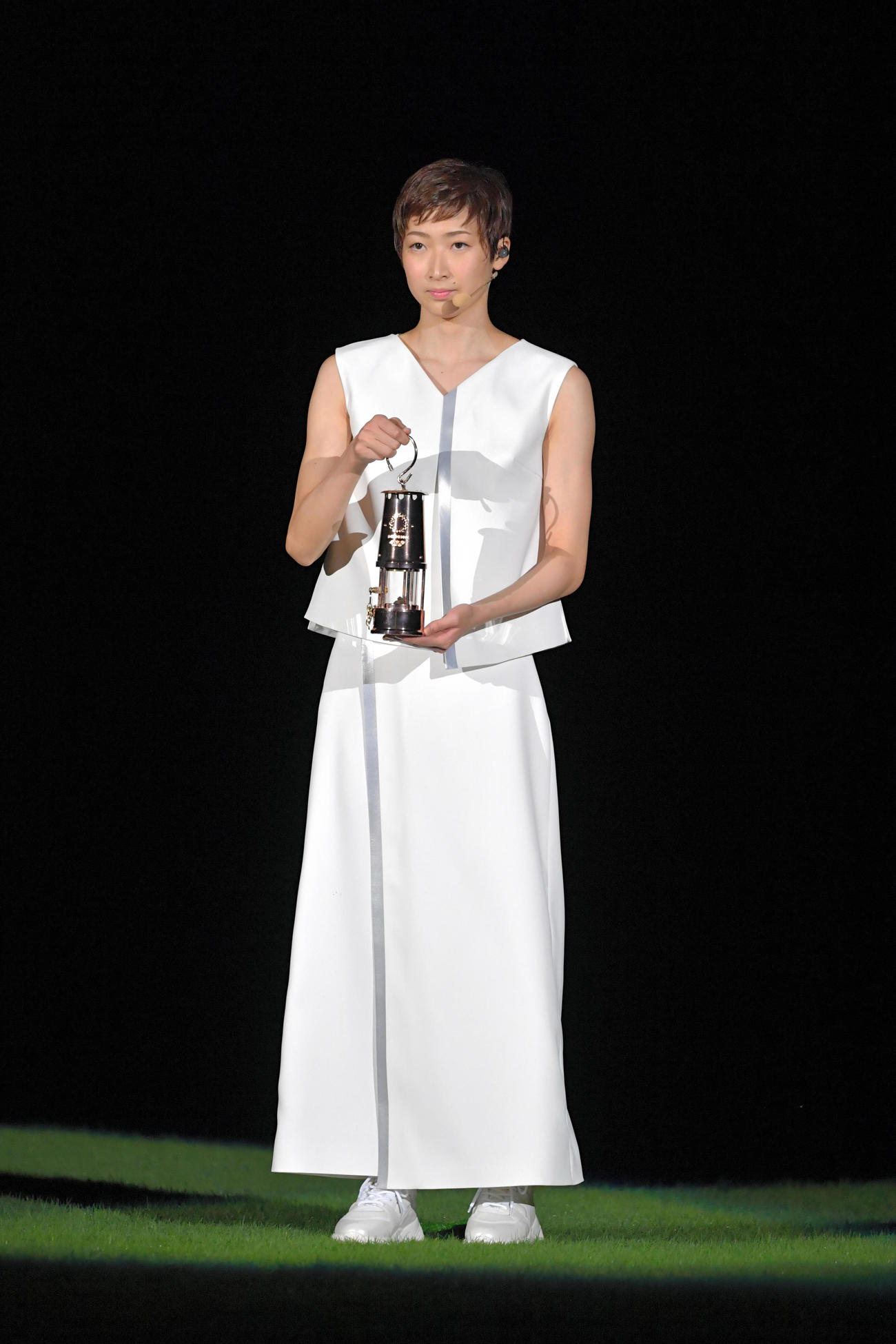 聖火の入ったランタンを掲げる池江璃花子選手（代表撮影）