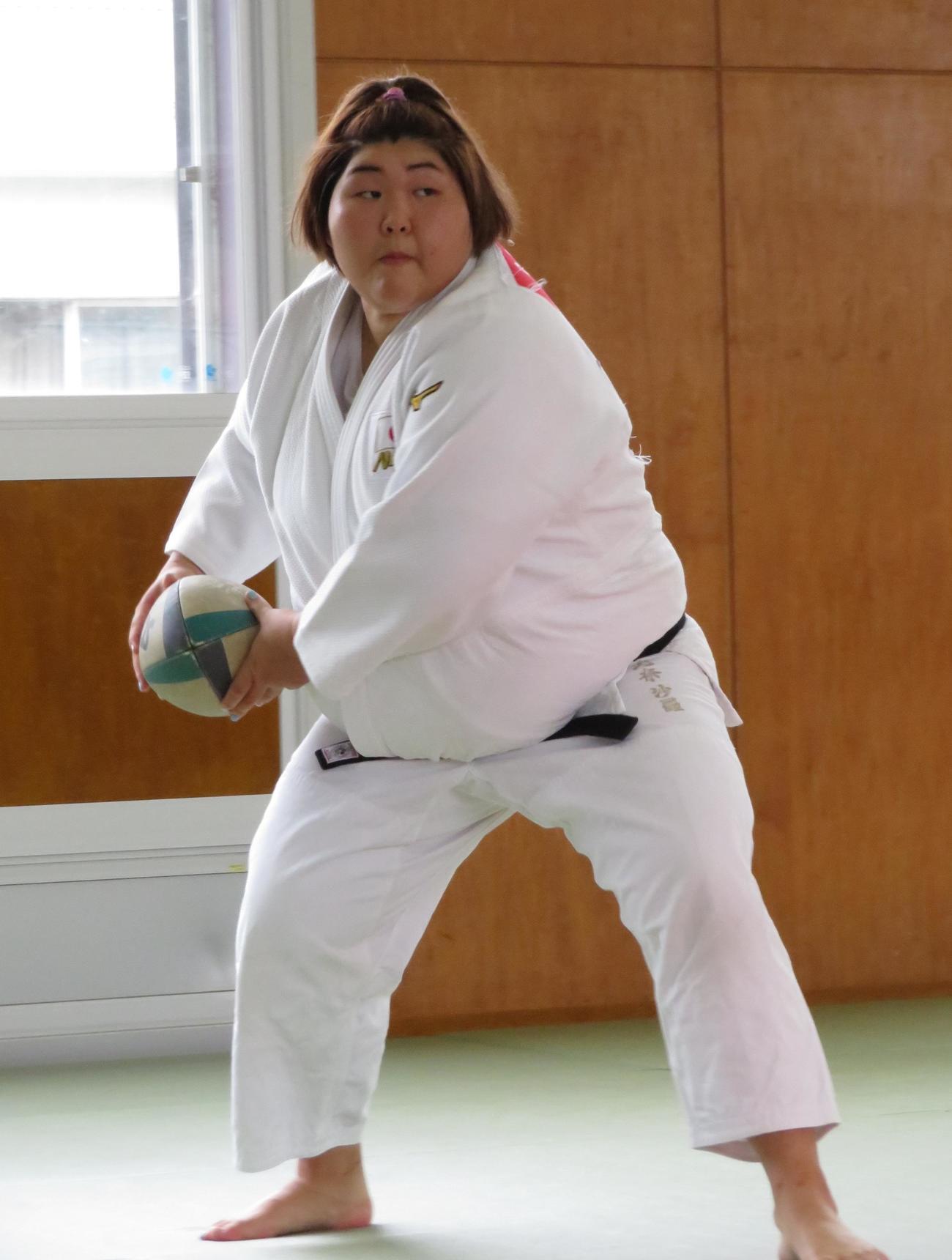 稽古前にラグビーボールを投げる朝比奈沙羅（撮影・峯岸佑樹）