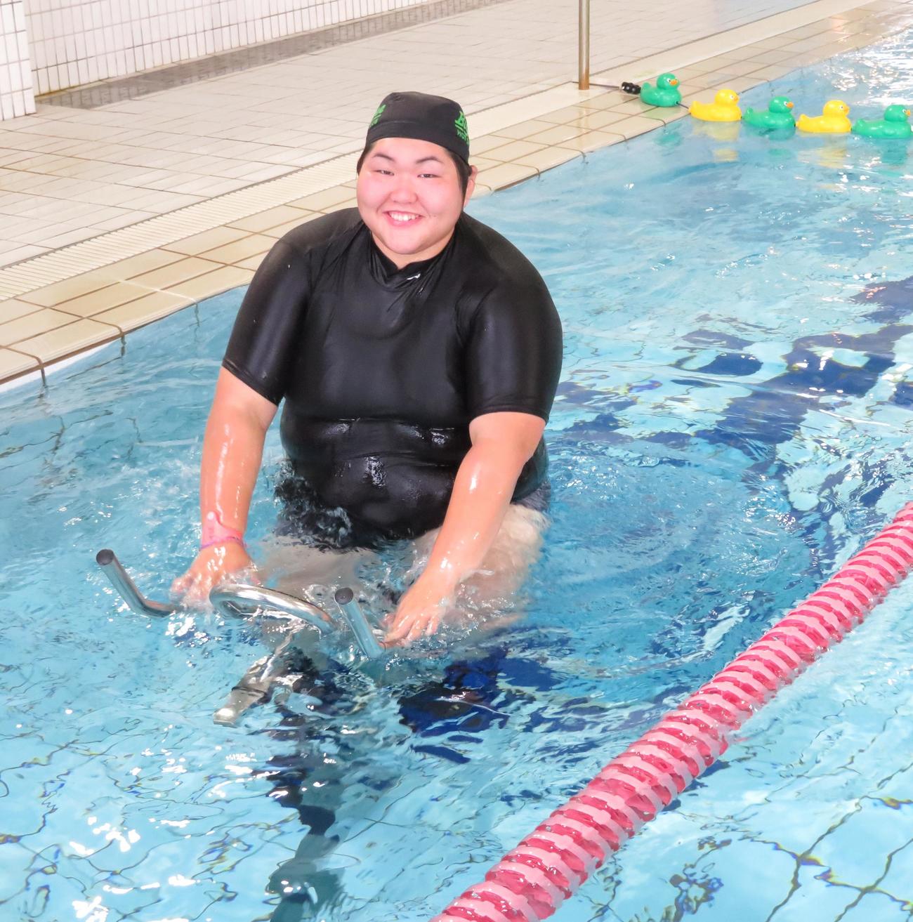 水中バイクトレーニングを行う朝比奈沙羅（撮影・峯岸佑樹）