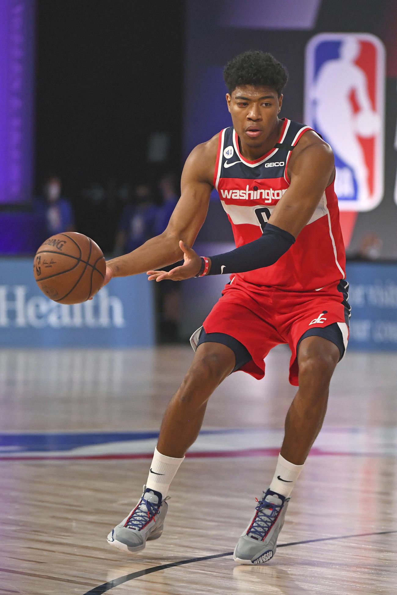 練習試合のレーカーズ戦でパスを出すウィザーズの八村＝オーランド近郊（NBAE提供・ゲッティ＝共同）