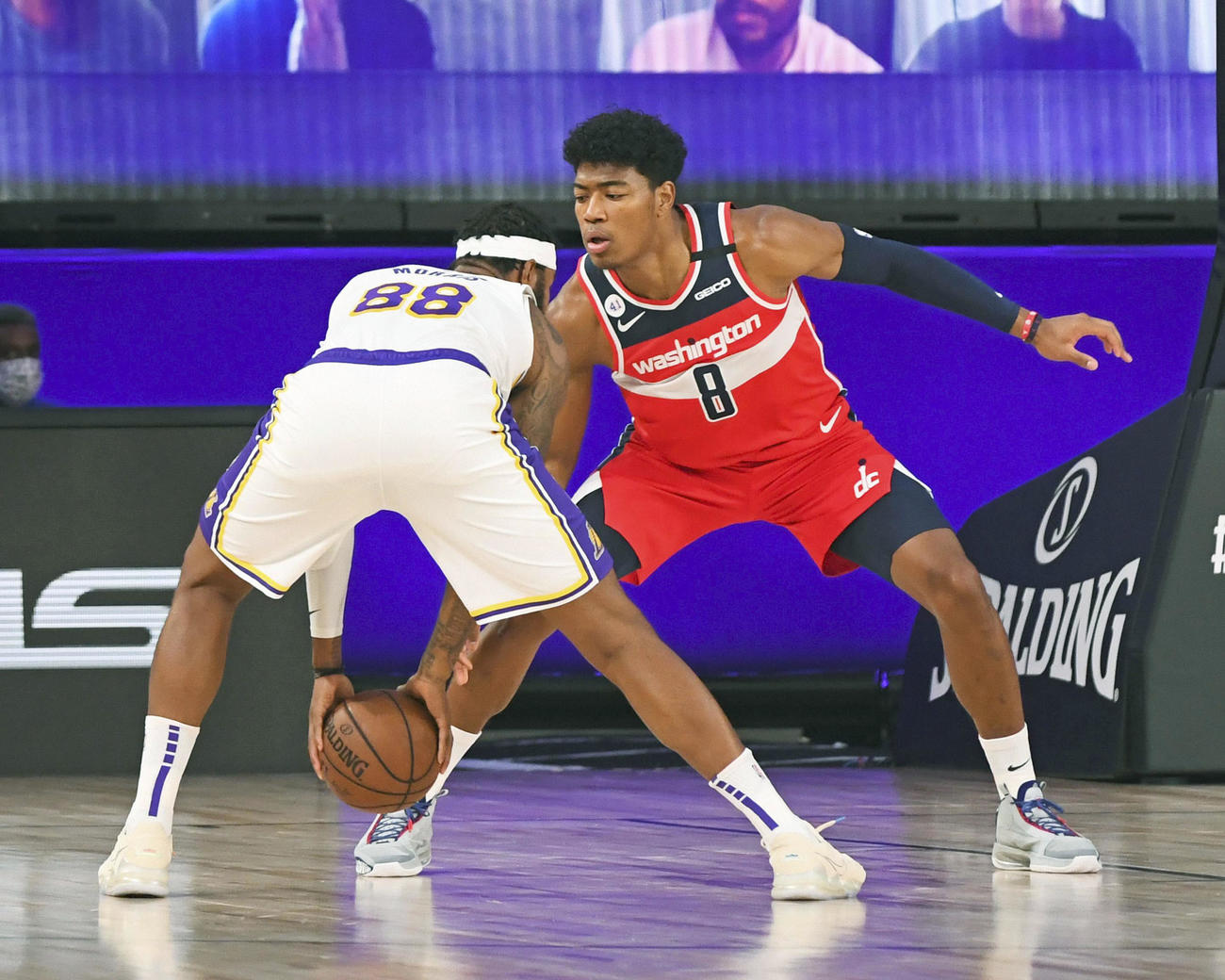 レーカーズとの練習試合でディフェンスするウィザーズの八村（NBAE提供・ゲッティ＝共同）
