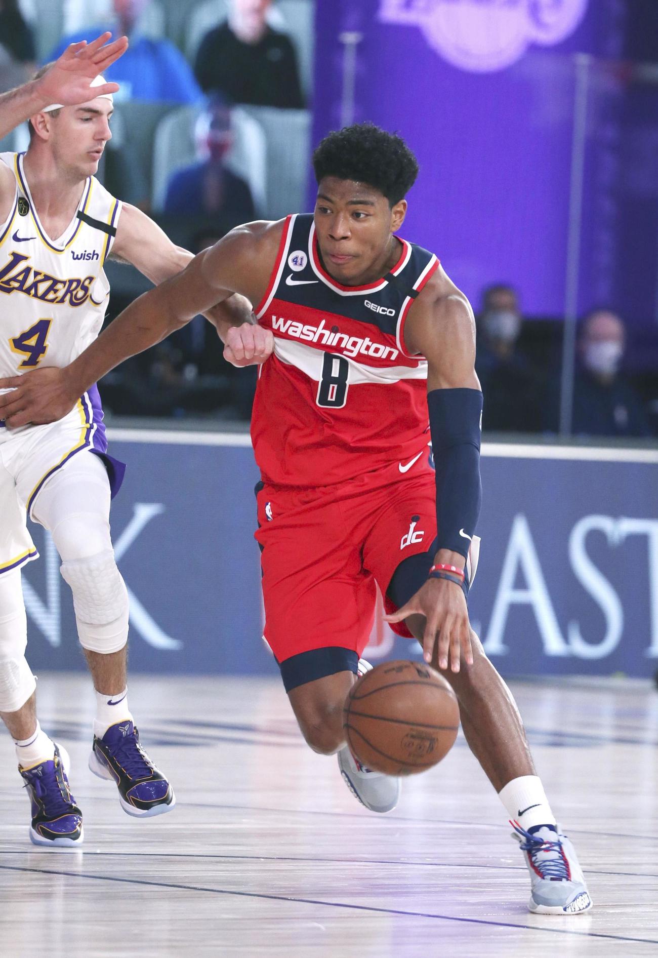 レーカーズとの練習試合でドリブルするウィザーズの八村（NBAE提供・ゲッティ＝共同）