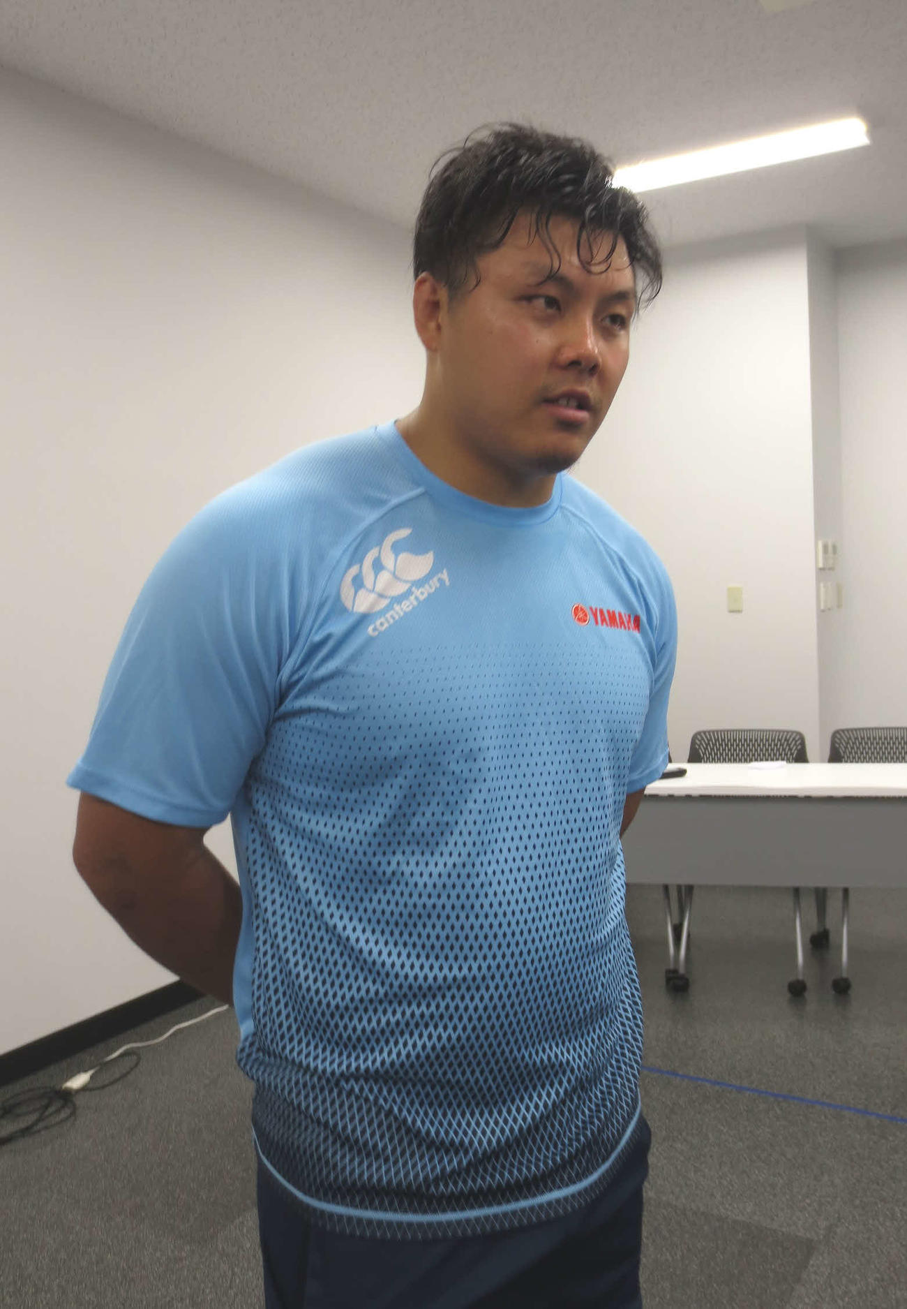 練習後に囲み取材を受けるヤマハ発動機の杉原