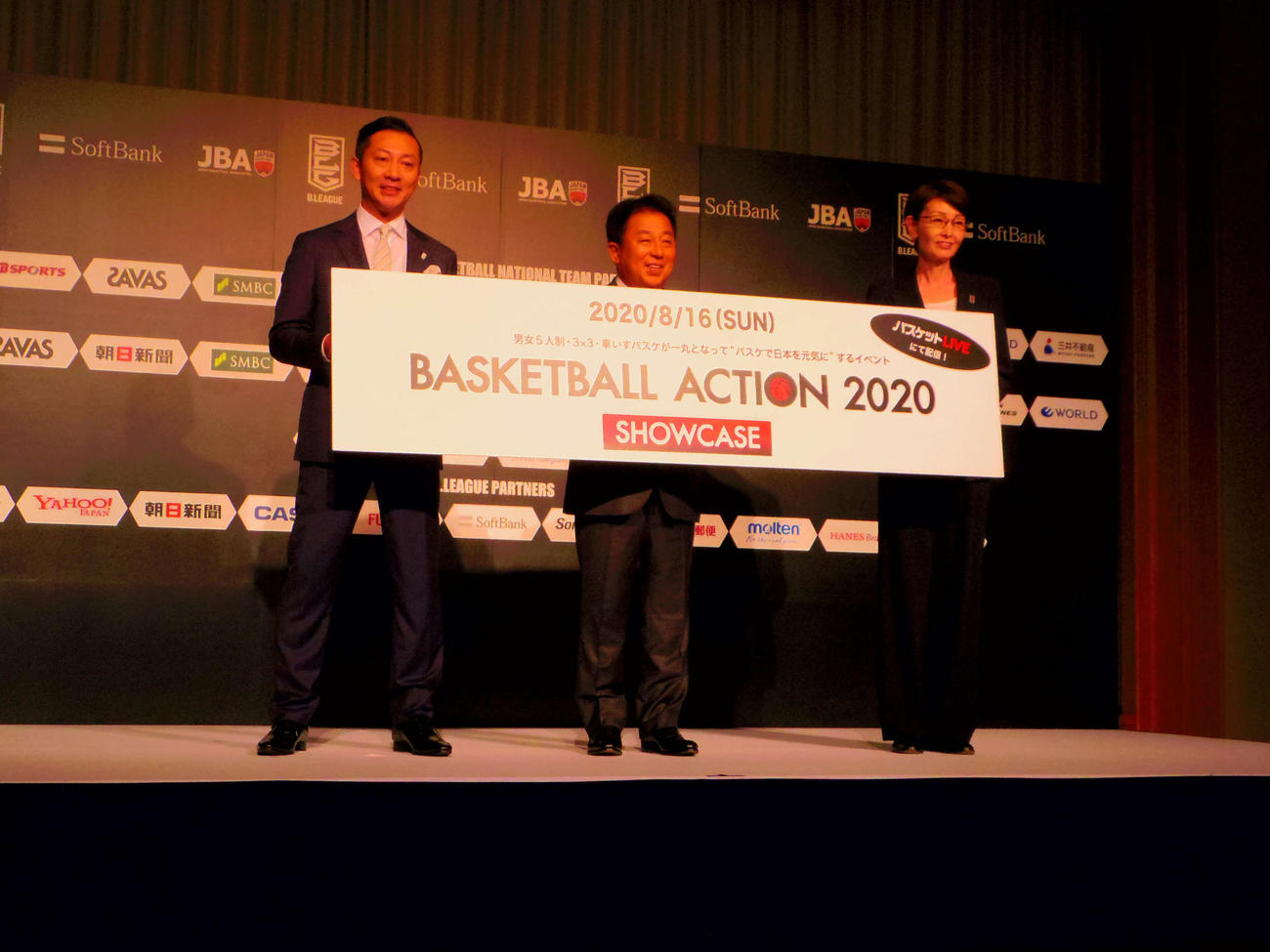 会見に出席した日本バスケットボール協会の三屋会長（右端）、ソフトバンク社の榛葉副社長、Bリーグ島田チェアマン（左端）（撮影・奥岡幹浩）