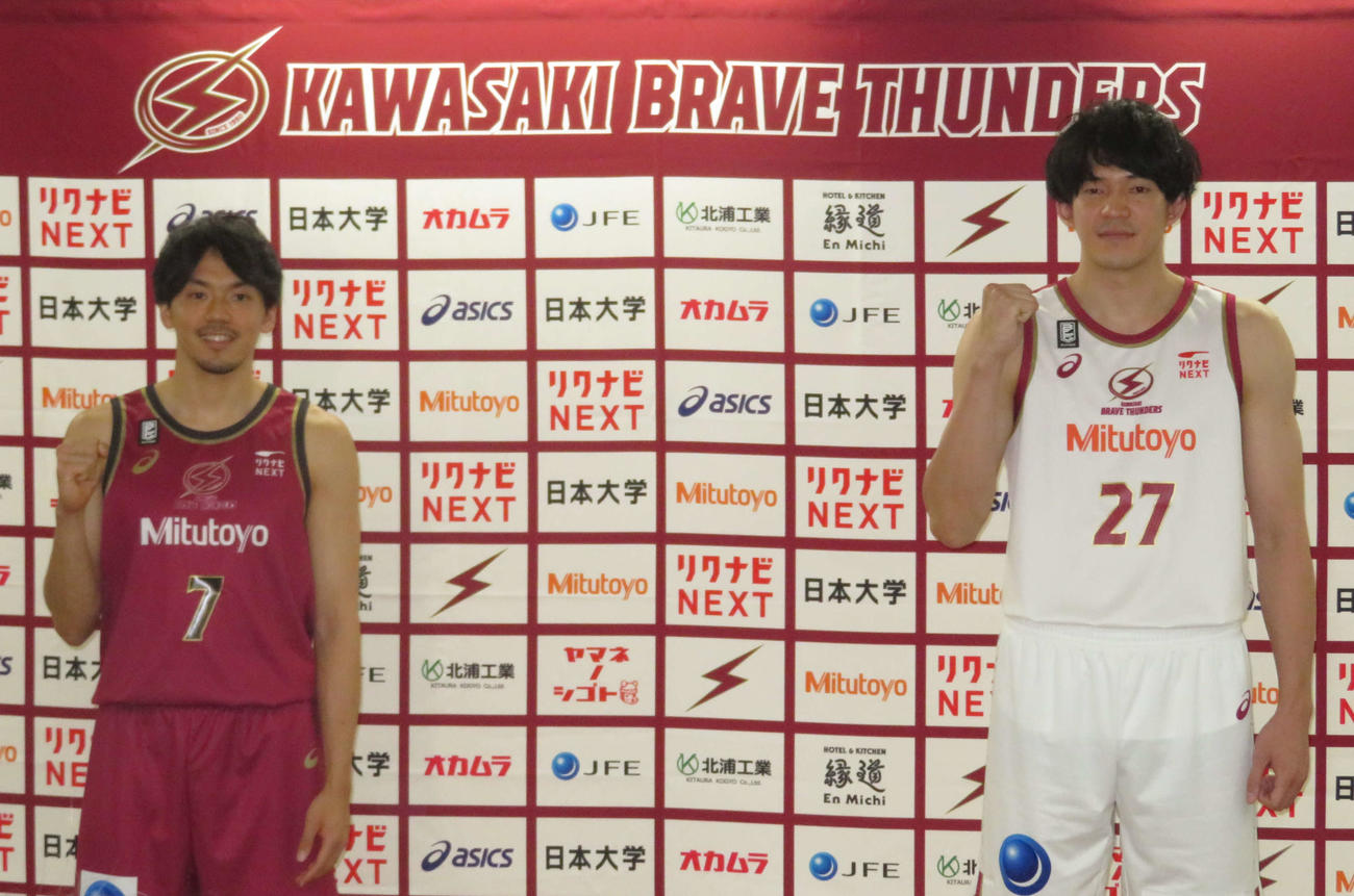20－21シーズン新ユニホームの発表会見を行った川崎ブレイブサンダースの篠山竜青（左）と熊谷尚也（撮影・松熊洋介）