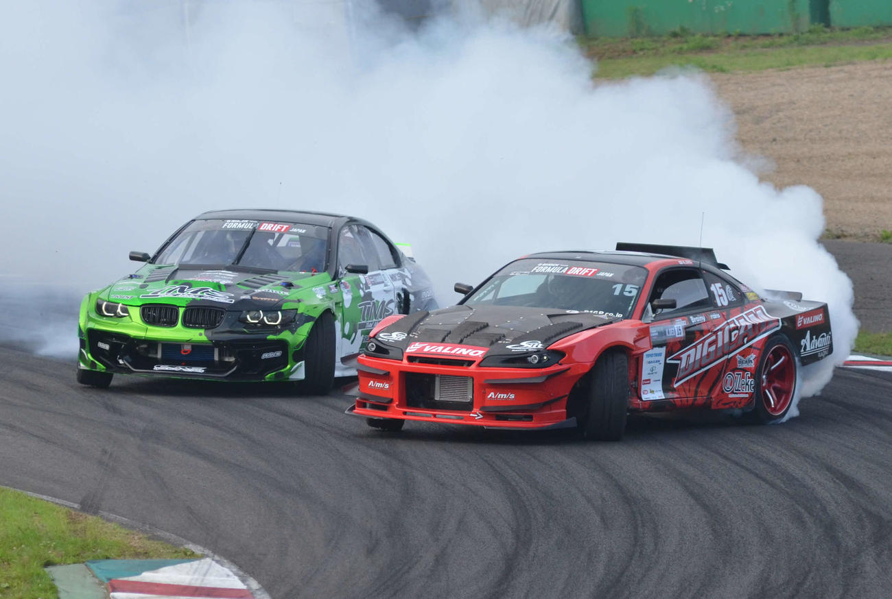 決勝でパワフルな走りを見せる植尾勝浩の愛車VR180（手前）（撮影・吉池彰）