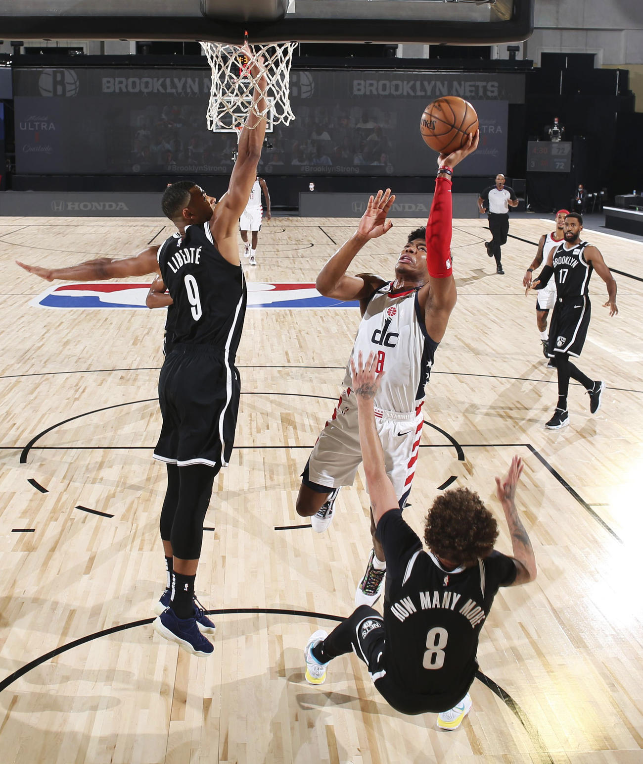 ネッツ戦でシュートするウィザーズの八村（中央）（NBAE提供・ゲッティ＝共同）