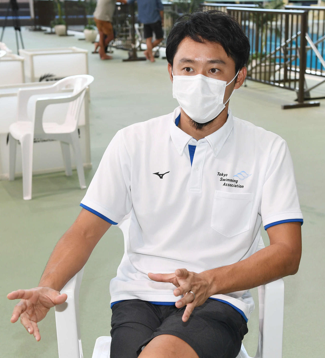 インタビューに応じる東京都水泳協会北島会長（撮影・山崎安昭）