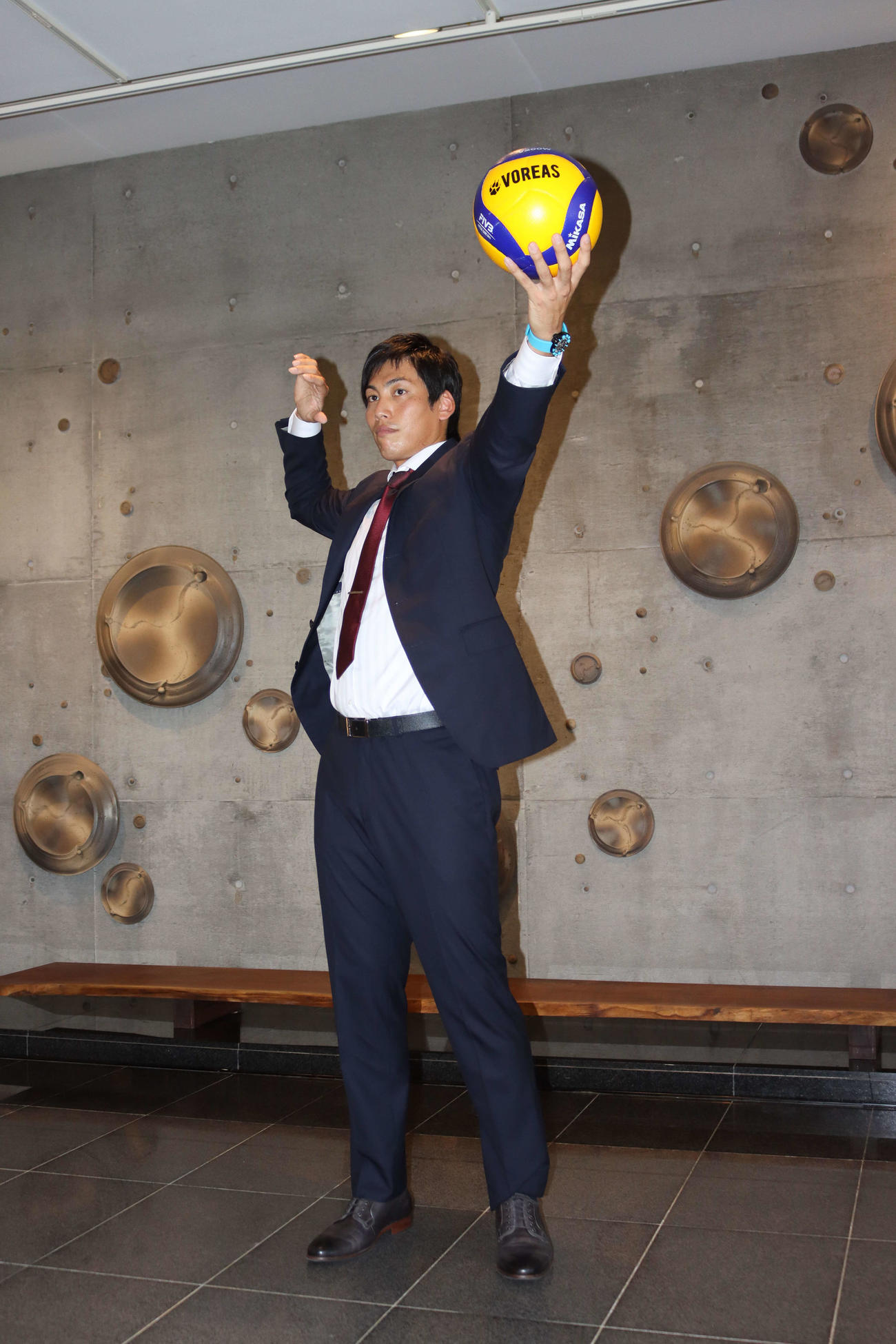 入団会見を行ったヴォレアス北海道の越川はサーブポーズを見せる（撮影・保坂果那）