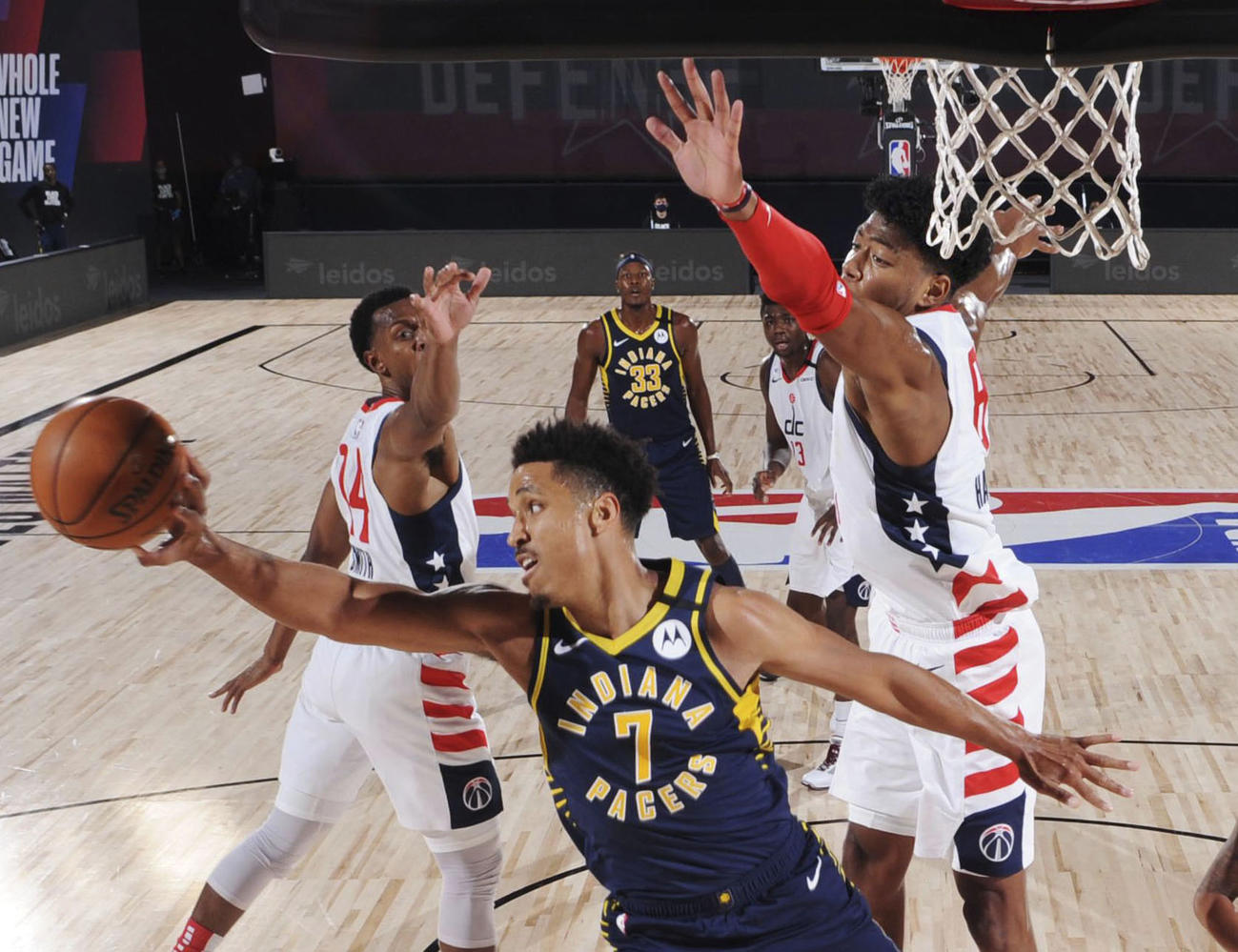 ペーサーズ戦でディフェンスするウィザーズの八村（手前右）（NBAE提供・ゲッティ＝共同）