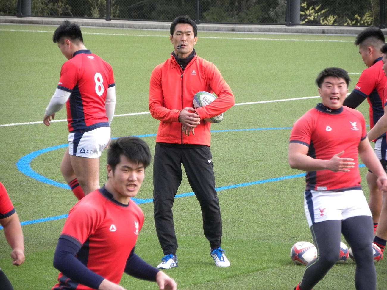 京産大を指導する伊藤鐘史新監督（中央）（2020年2月28日撮影）