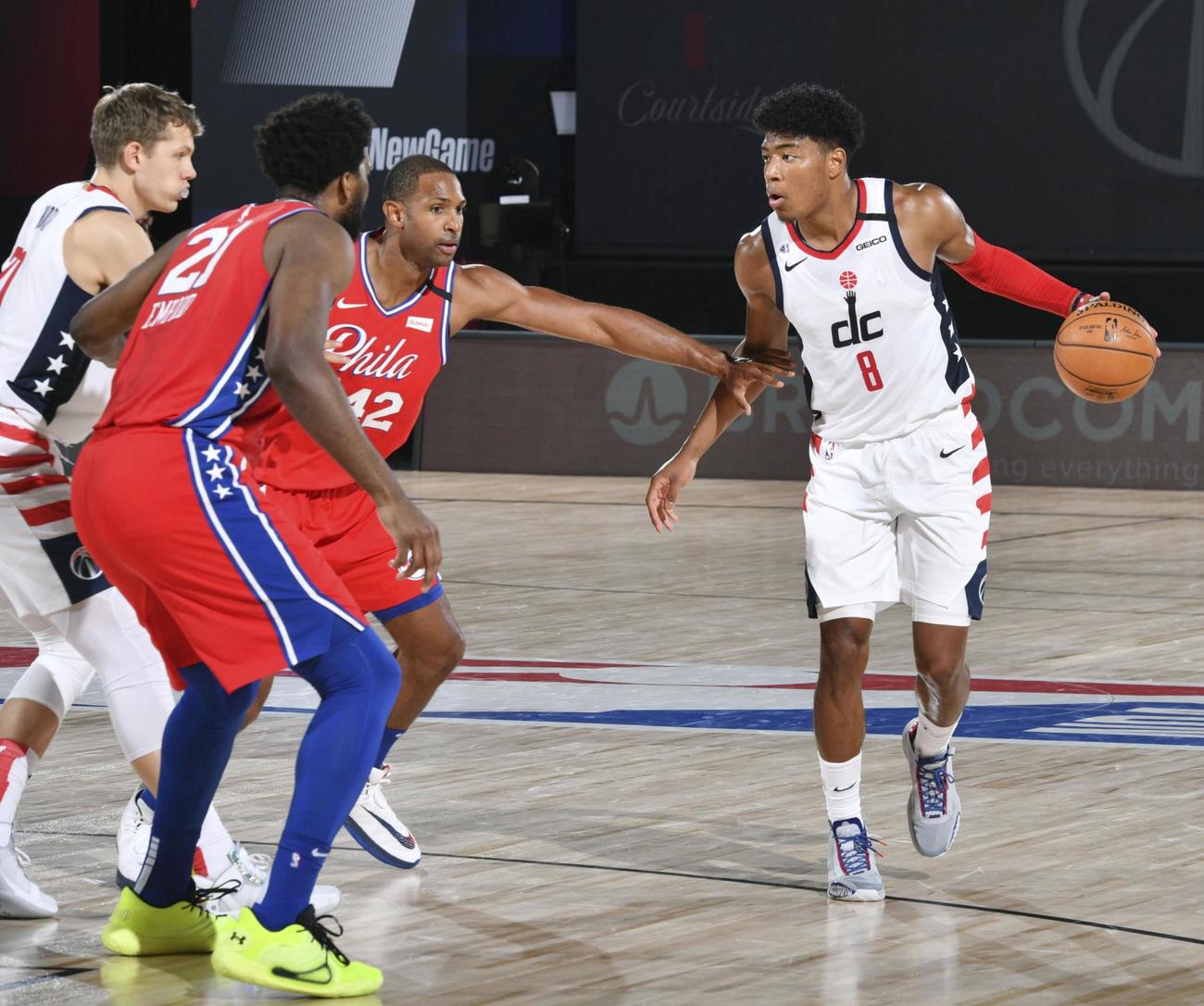 セブンティシクサーズ戦で、ドリブルで攻め込むウィザーズの八村（8）（NBAE提供・ゲッティ＝共同）