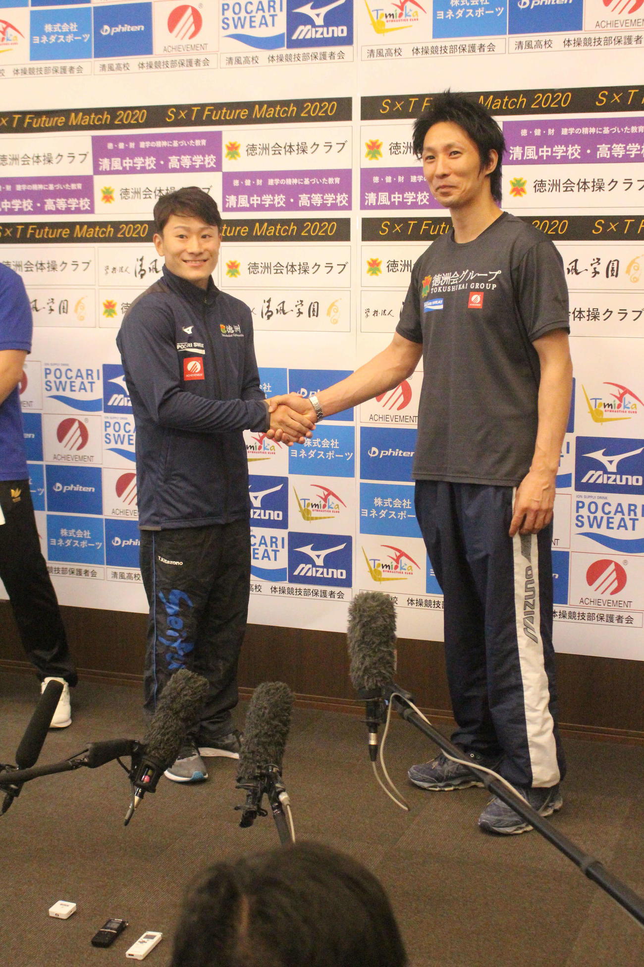 北園（左）は徳洲会の米田監督を握手