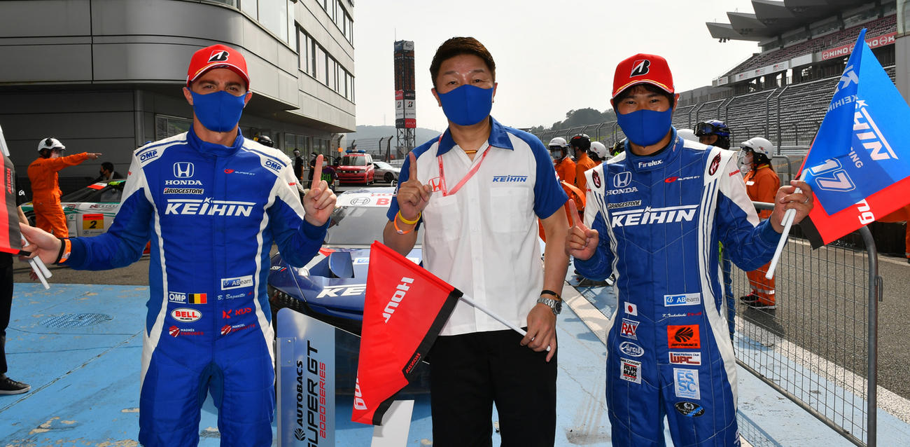 GT500クラスで優勝したKEIHIN　NSX－GTのベルトラン・バゲット（左）と塚越広大（右）