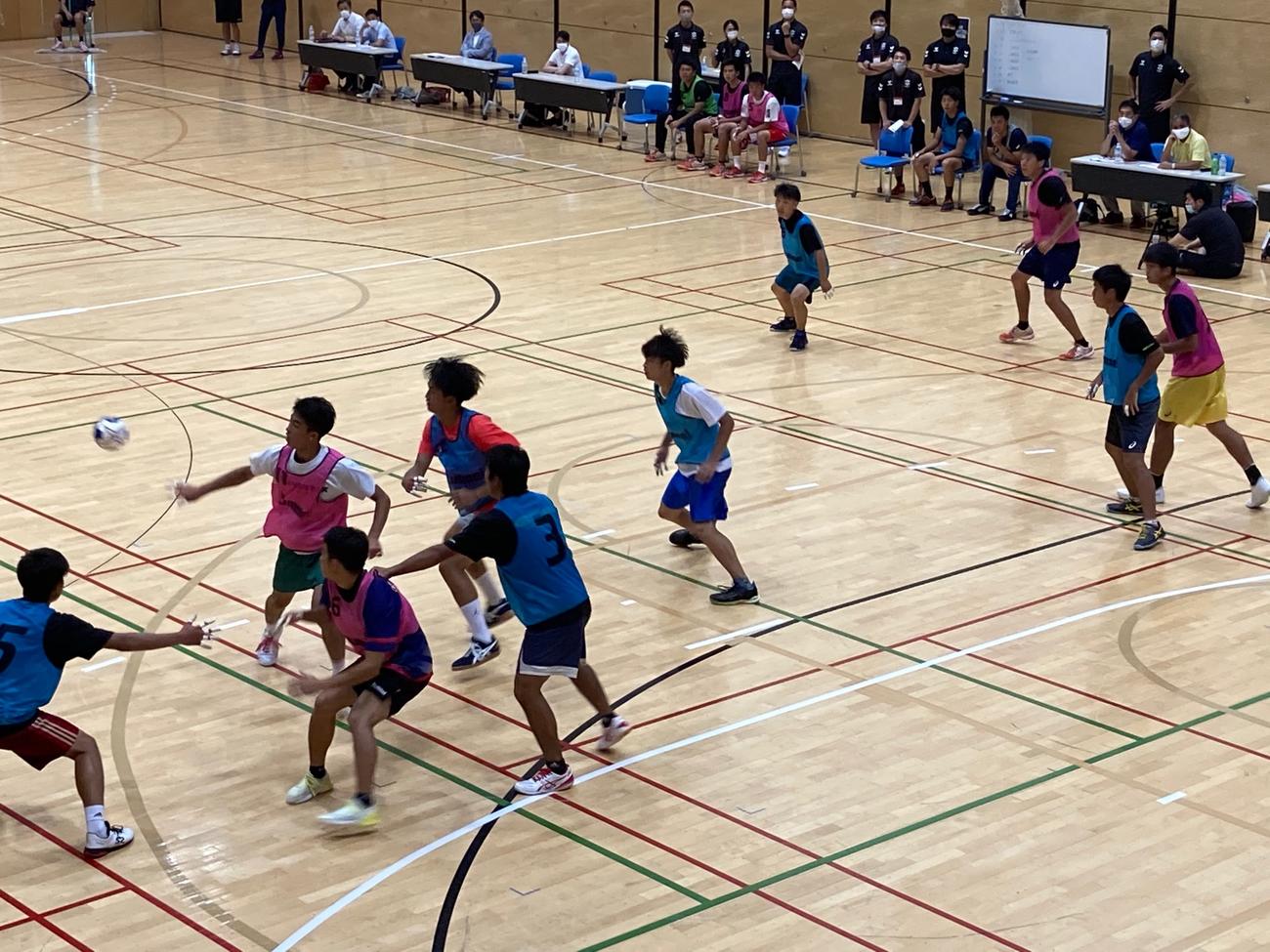 大学ハンドボール関係者の前で自らの力をアピールする高校生たち
