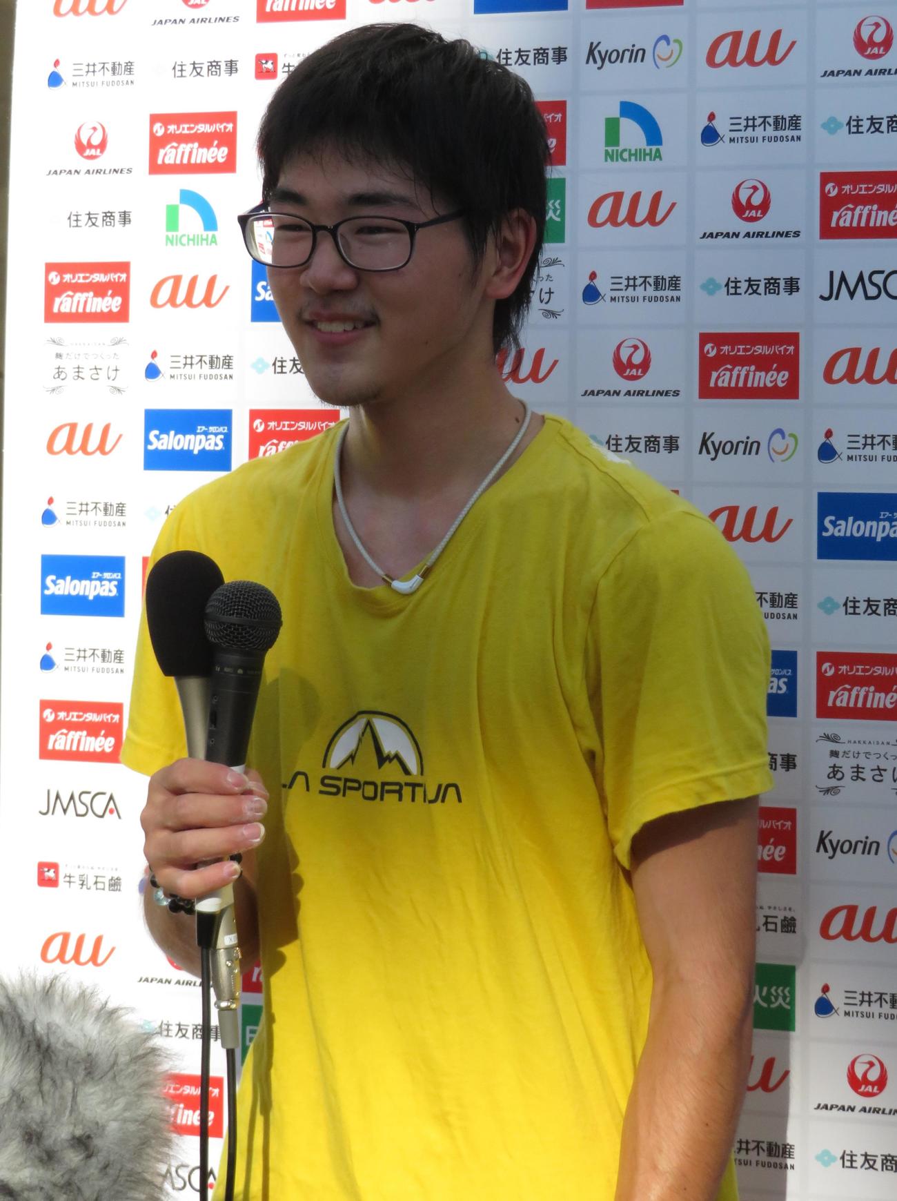 初優勝を飾り、取材に応じる西田秀聖（撮影・峯岸佑樹）