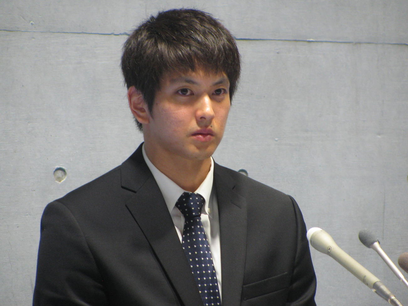 ドーピング検査の陽性を受けて、会見した古賀淳也（2018年5月23日撮影）