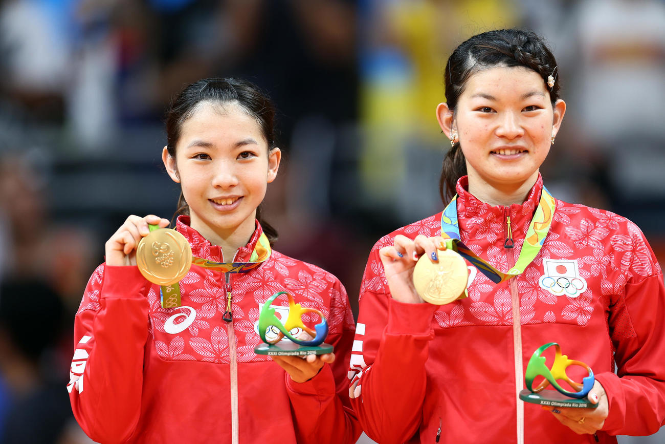 16年8月18日、リオデジャネイロ五輪のバドミントン女子ダブルスで金メダルを獲得し、表彰台で笑顔を見せる高橋礼華（右）と松友美佐紀