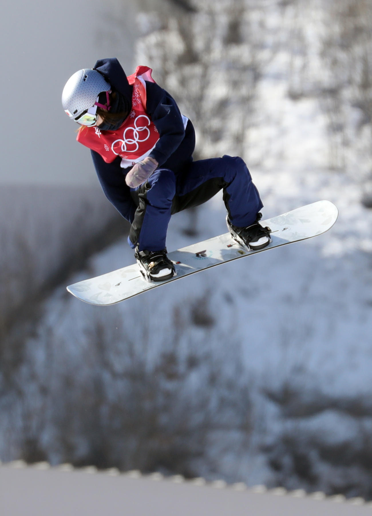 18年2月、平昌五輪　スノーボード女子ビッグエア決勝で1回目のエアを披露する鬼塚雅