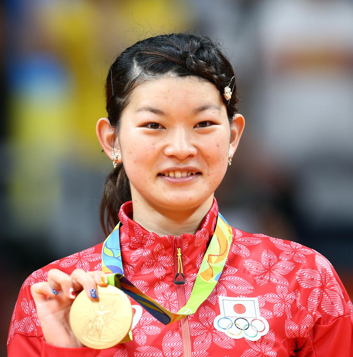 リオデジャネイロ五輪　バドミントン女子ダブルスで金メダルを獲得し表彰台で笑顔を見せる高橋礼華（2016年8月18日撮影）