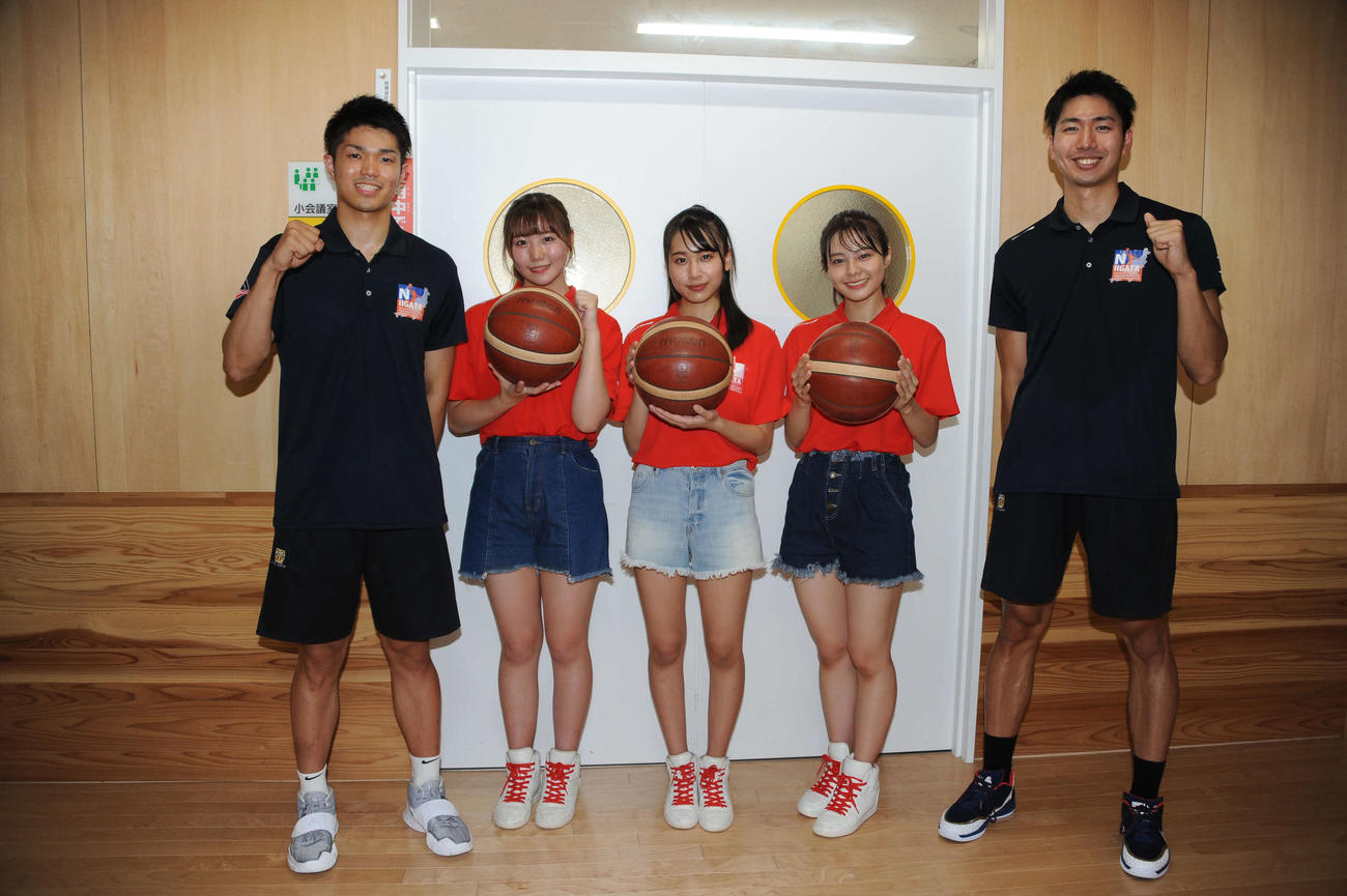 合同で子どもたちを指導した、左から柏倉、小熊、富永、本間、林