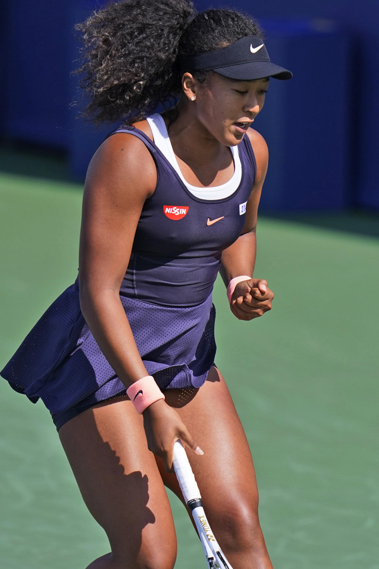 準々決勝でポイントを奪いガッツポーズする大坂なおみ（AP）