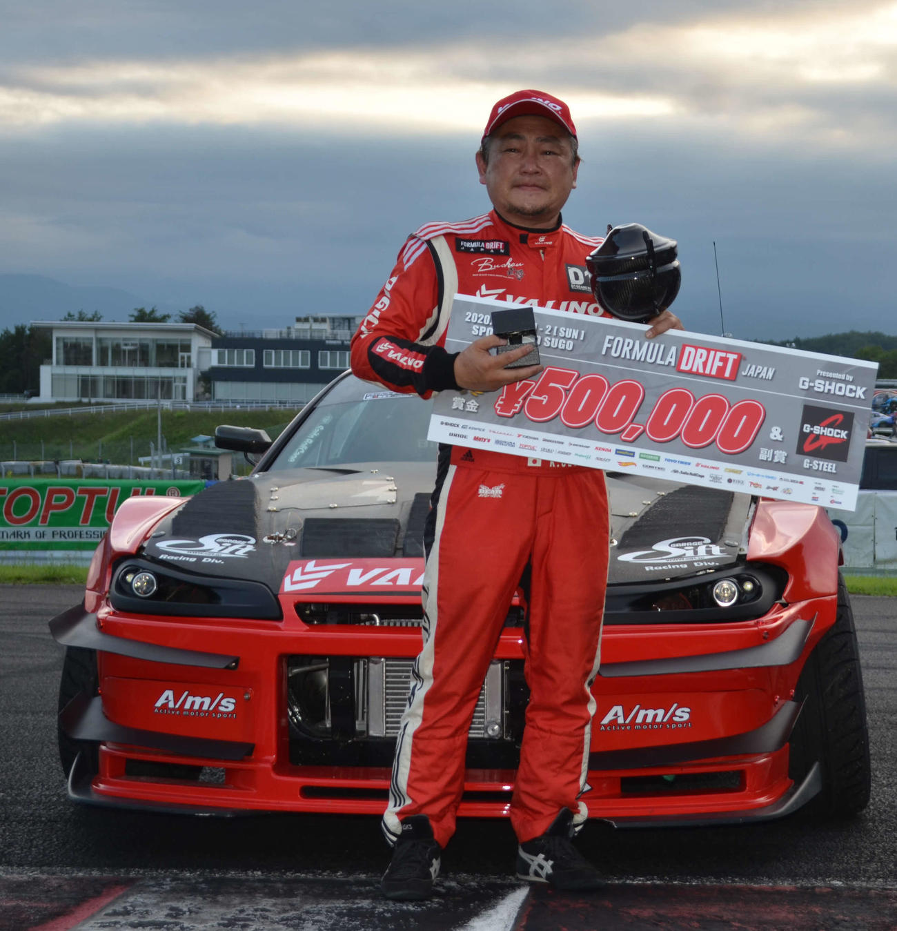 悲願のFDJ初優勝を果たし、コース上で男泣きの植尾勝浩（撮影・吉池彰）