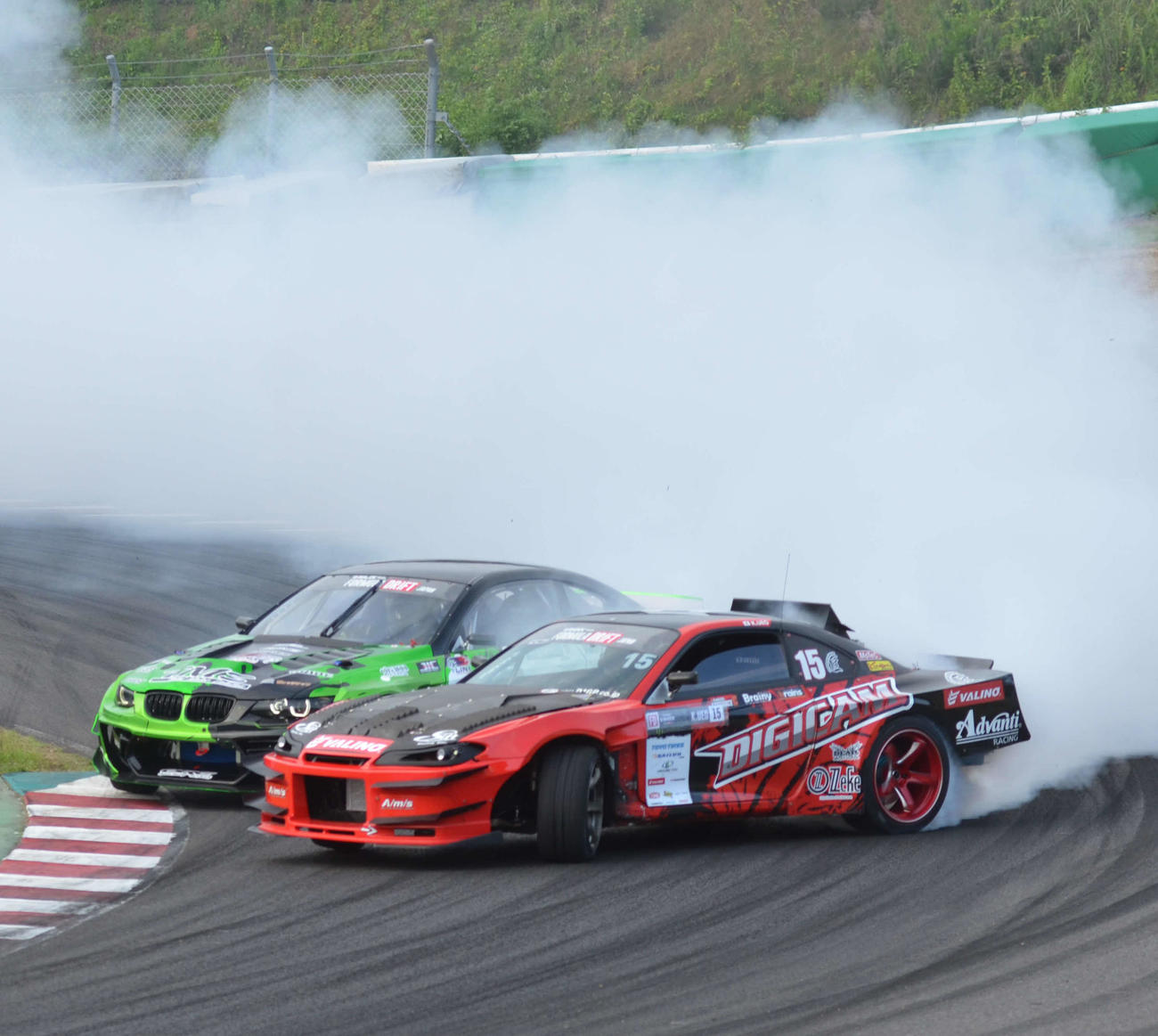 決勝で鋭いコーナリングを見せた植尾勝浩の愛車S15　シルビア（手前）（撮影・吉池彰）