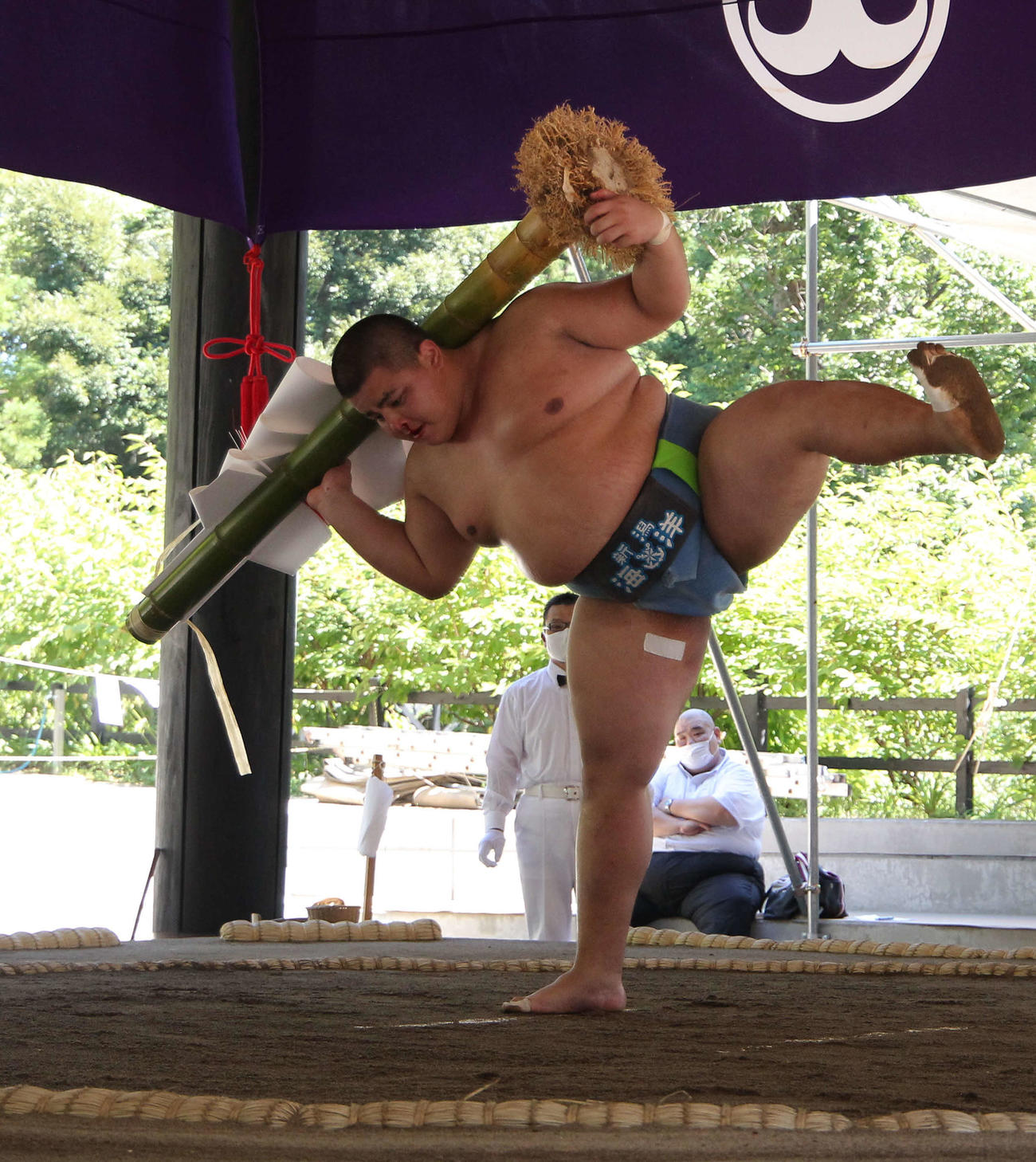 個人戦を制した村山は、弥彦神社の大結を持って土俵入り