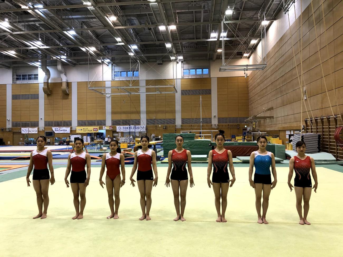 練習中に整列する女子選手。右が寺本