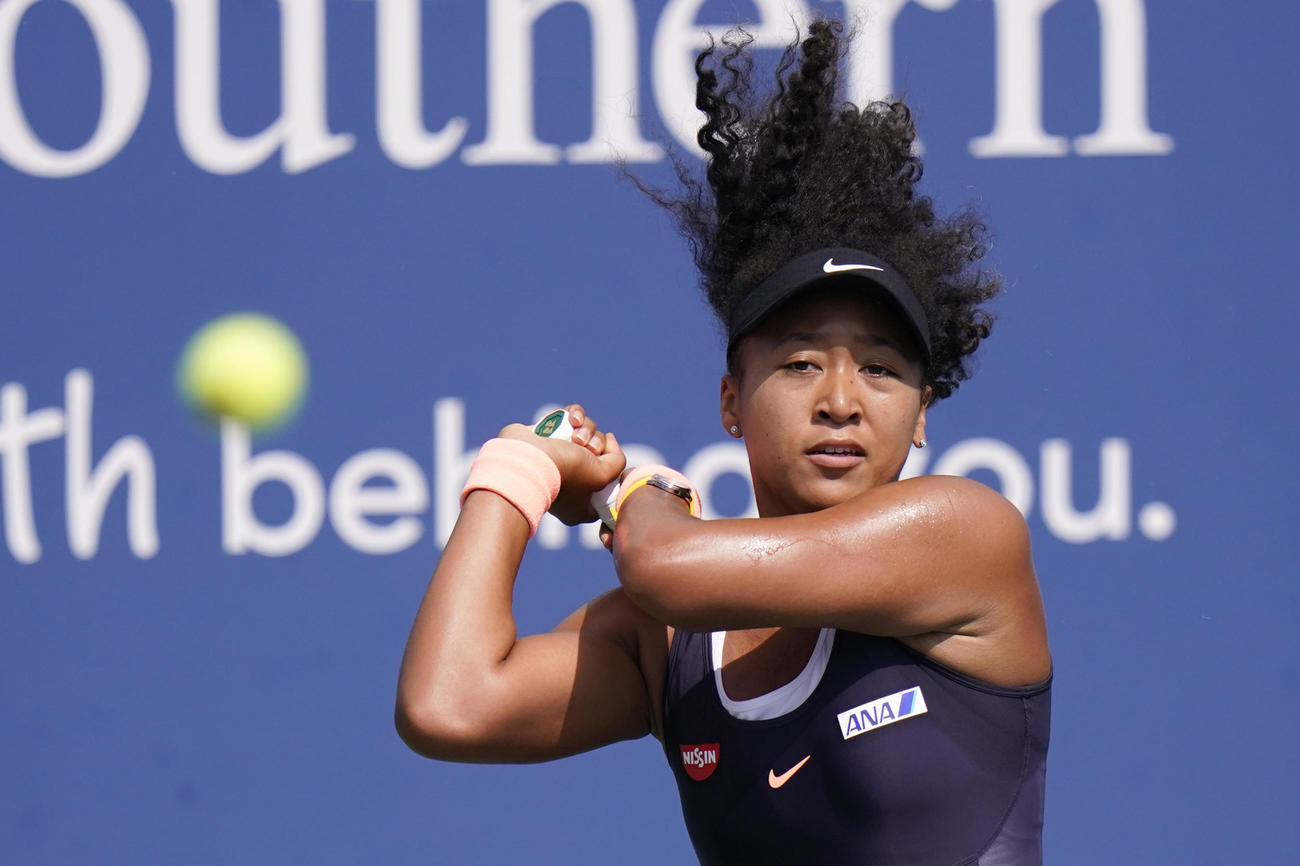 女子シングルス準決勝で力強くリターンを放つ大坂なおみ（AP）