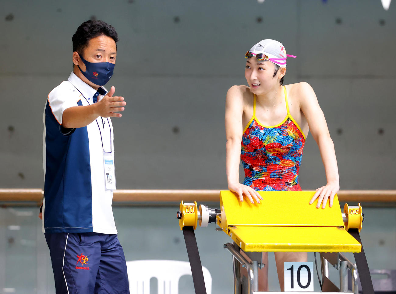 競泳女子50メートル自由形　練習で西崎勇コーチの話を聞く池江璃花子（代表撮影）