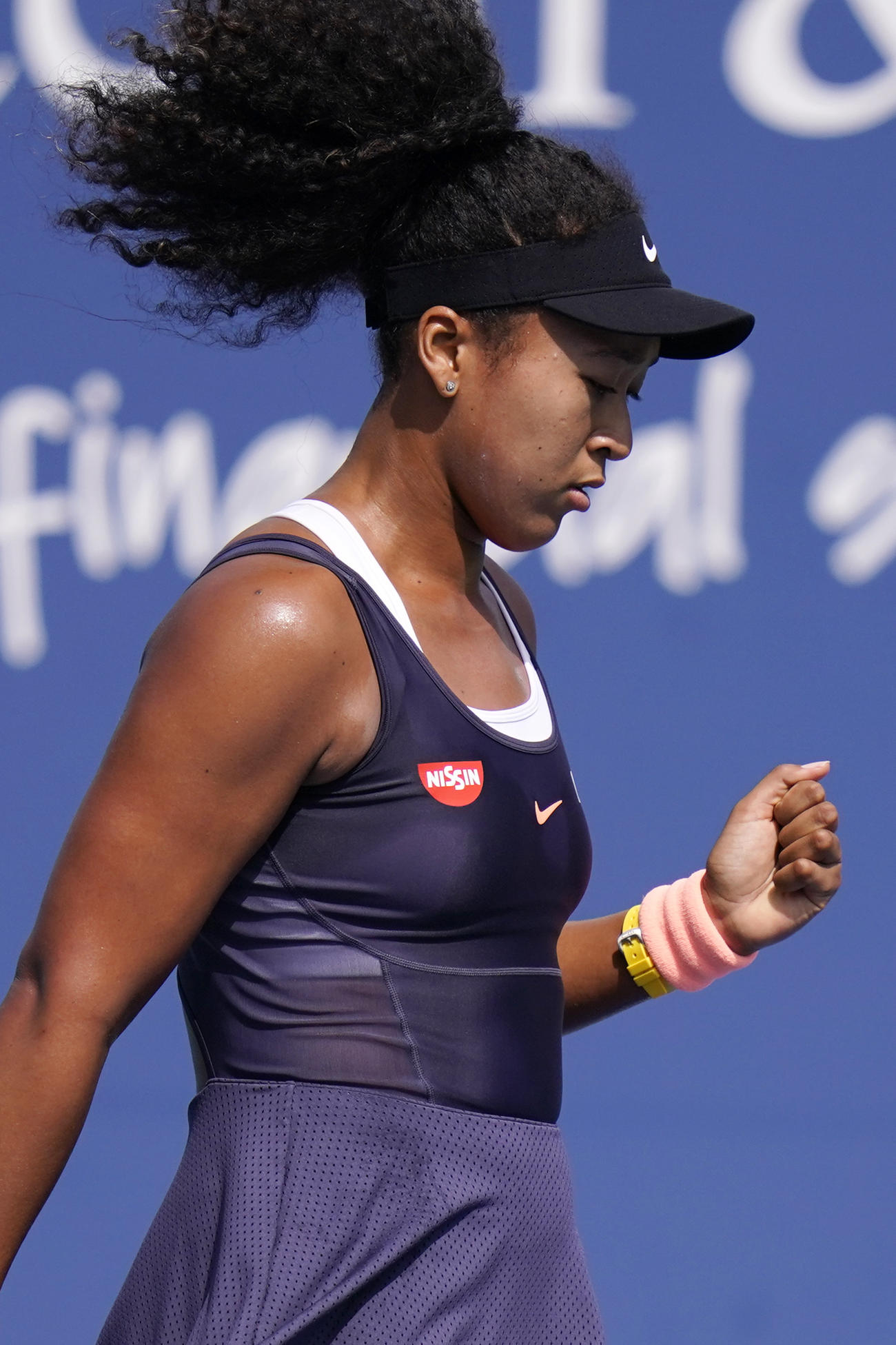 女子シングルス準決勝でポイントを奪いガッツポーズする大坂なおみ（AP）