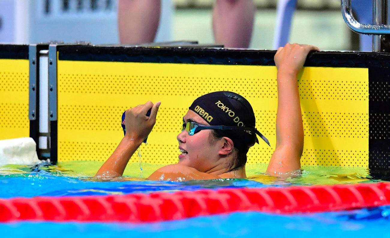 女子200メートルバタフライで1位になり、ガッツポーズをする長谷川涼香（代表撮影）