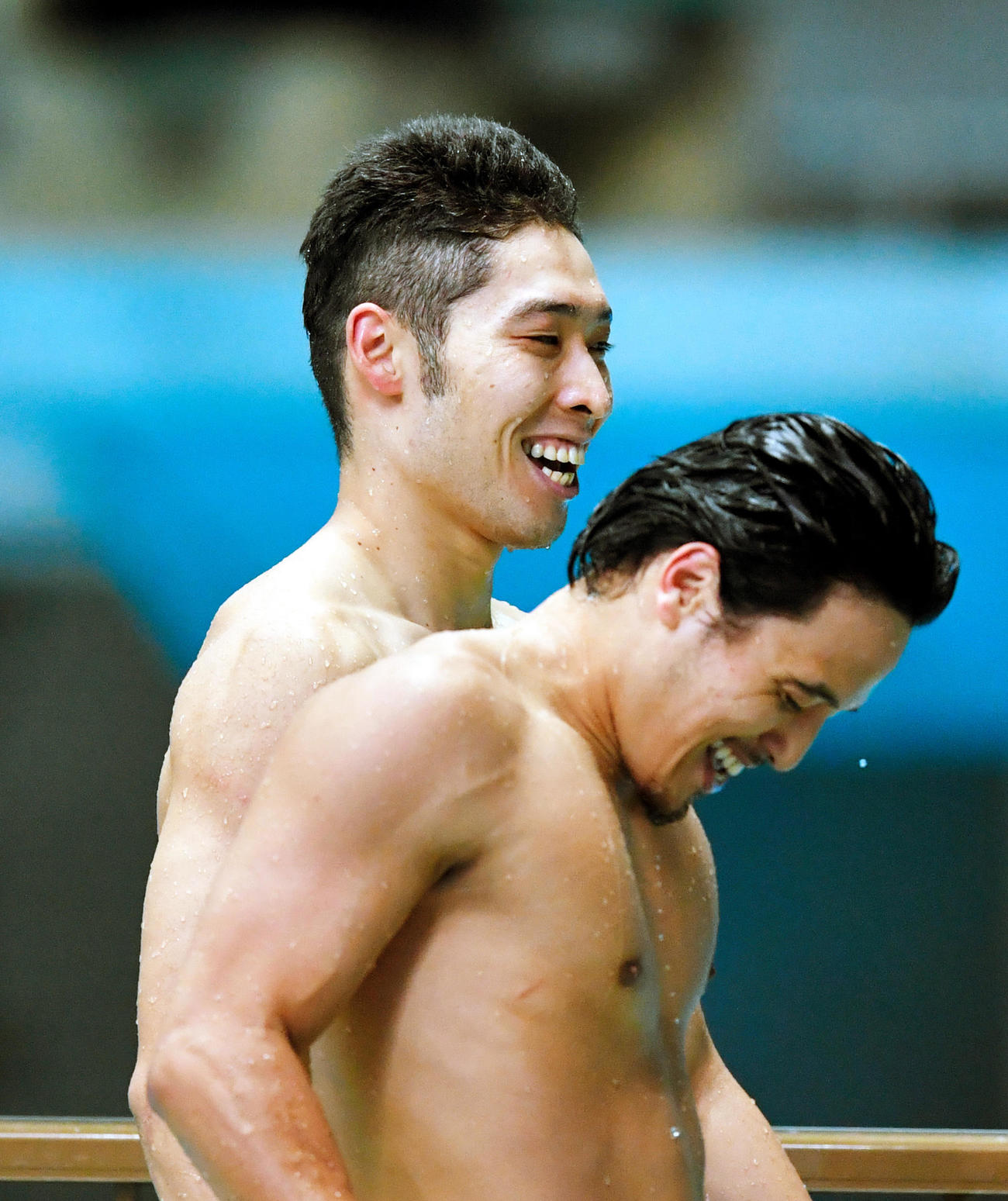 男子200メートル個人メドレーで1位になり笑顔をみせる萩野公介（左）（代表撮影）