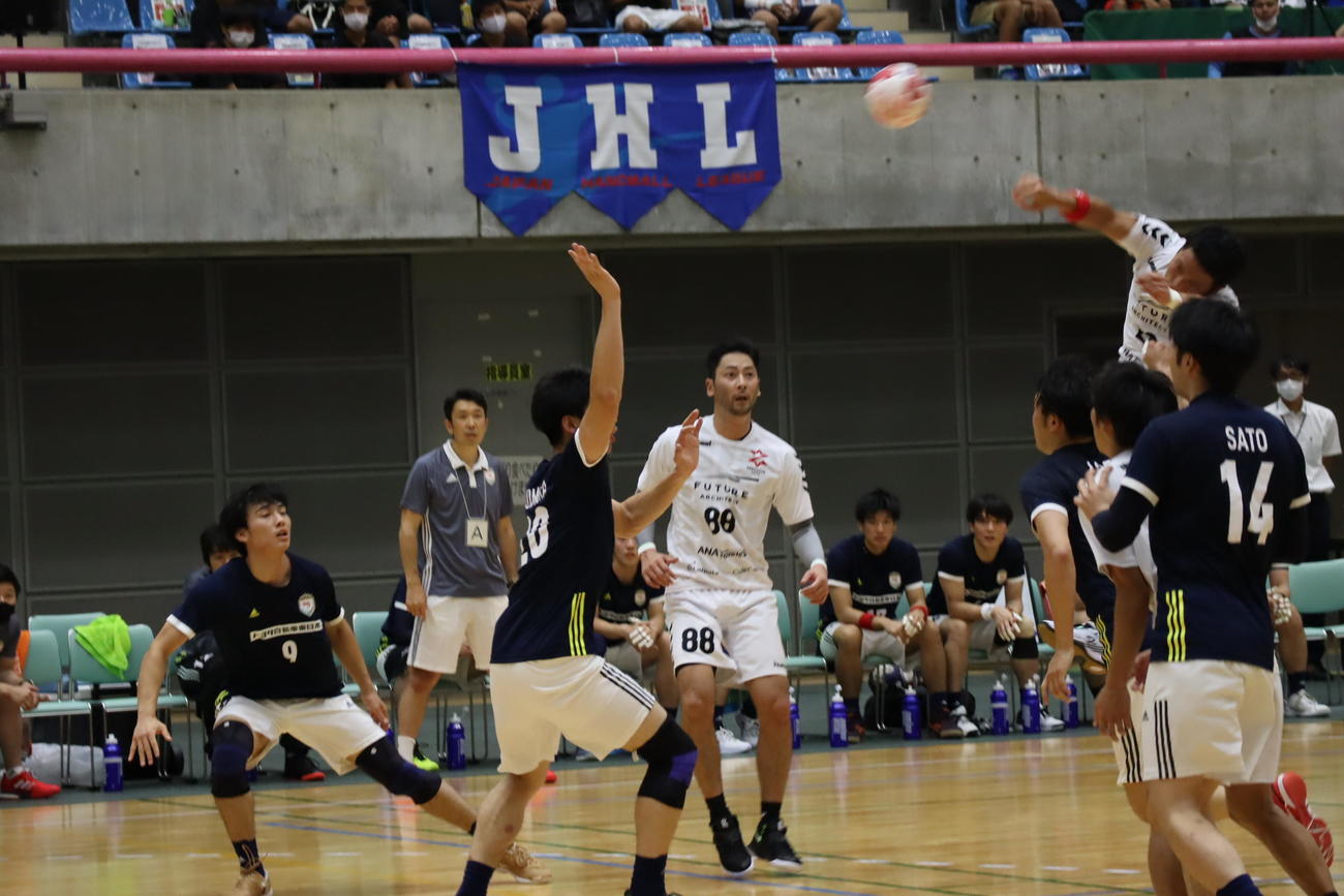 トヨタ東日本の守備を縫ってシュートを放つジークスター東京の豊本凉太
