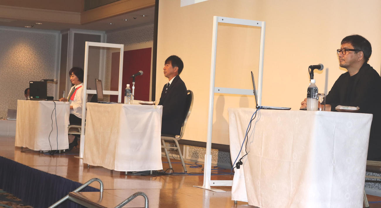 トークイベントに出演した、手前から札幌の野々村社長、雪印メグミルク原田監督、スポーツジャーナリスト増田さん（撮影・保坂果那）