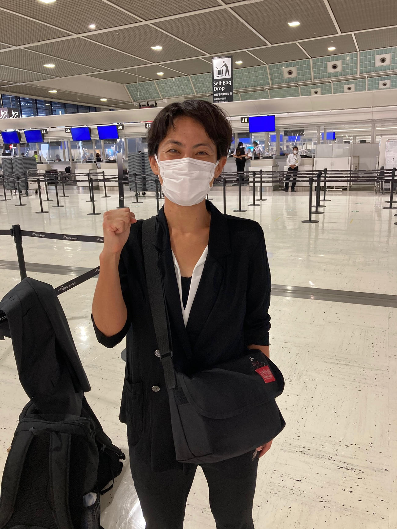 閑散とした成田空港からトライアスロン世界選手権出場のため出発した上田藍