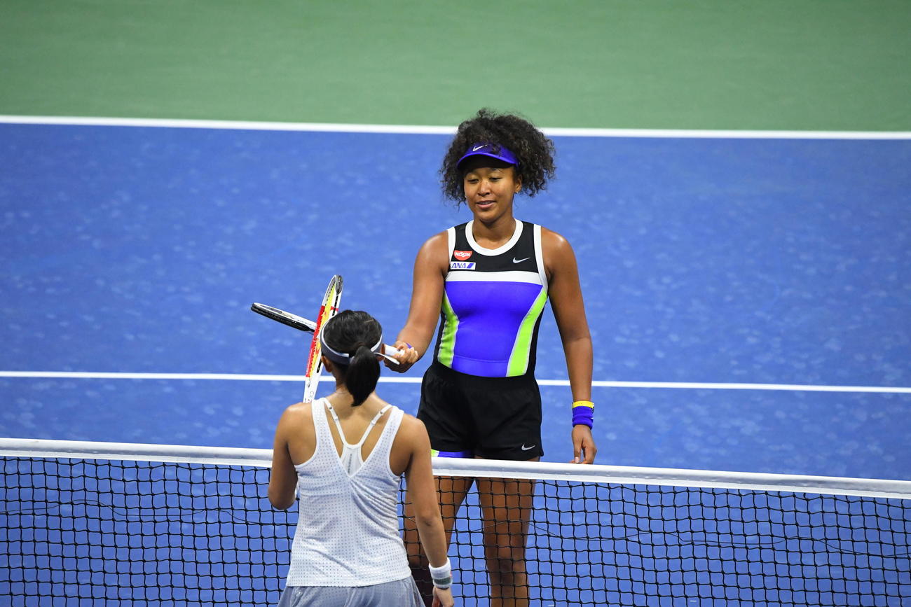 女子シングルス1回戦で土居美咲（手前）を下し、ラケットでタッチを交わす大坂（USA　TODAY）