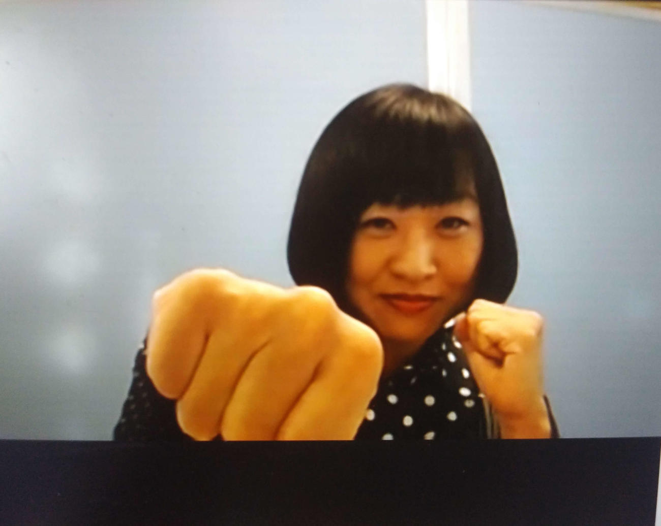 オンライン会見でファイティングポーズを見せる山崎さん
