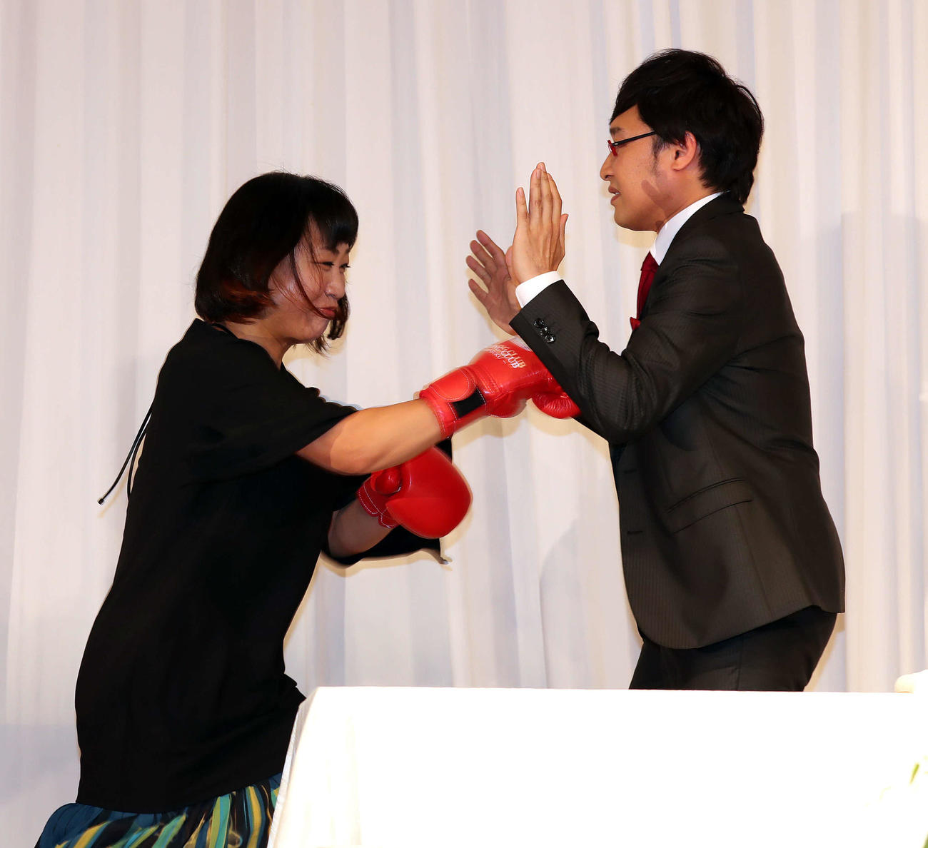 蒼井優との結婚会見で、南海キャンディーズの山里亮太（右）にパンチを見舞う山崎静代（左）（2019年6月5日撮影）