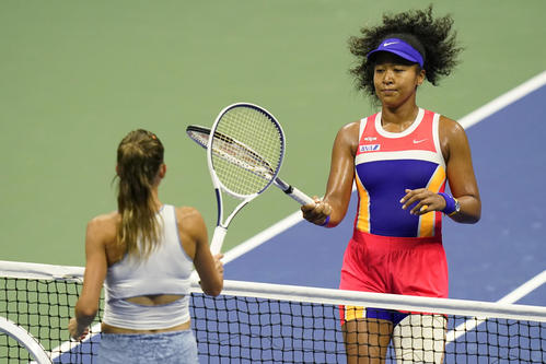 試合後、ジョルジ（手前左）とラケットを合わせる大坂（AP）