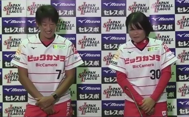 ソフトボールリーグ後半戦開幕の前日会見に出席したビックカメラ高崎の上野由岐子投手（左）と岩渕有美監督