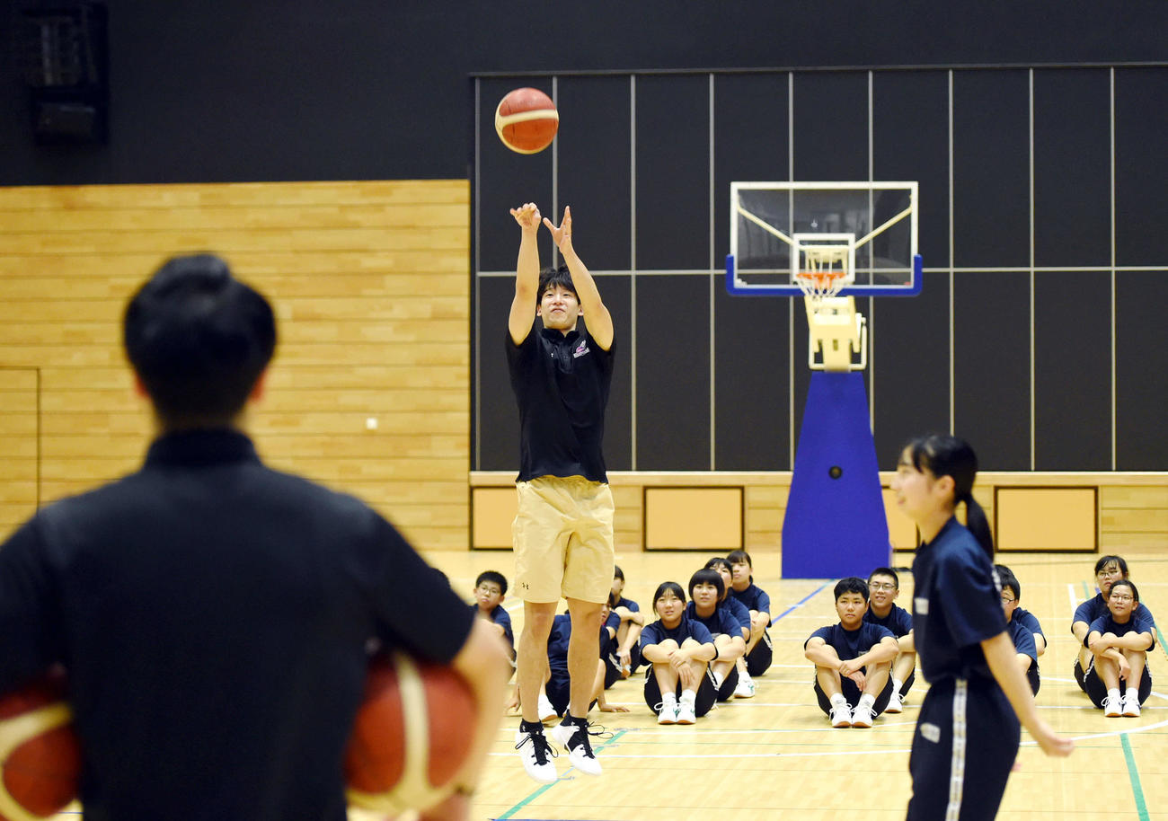 中学生が見つめる中でシュートを決めるB2福島菅野（撮影・相沢孔志）