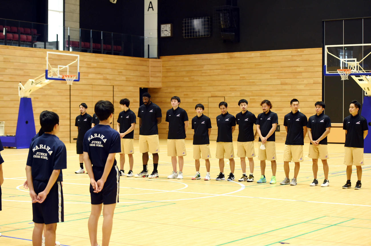 中学生の前に整列するB2福島の選手たち（撮影・相沢孔志）