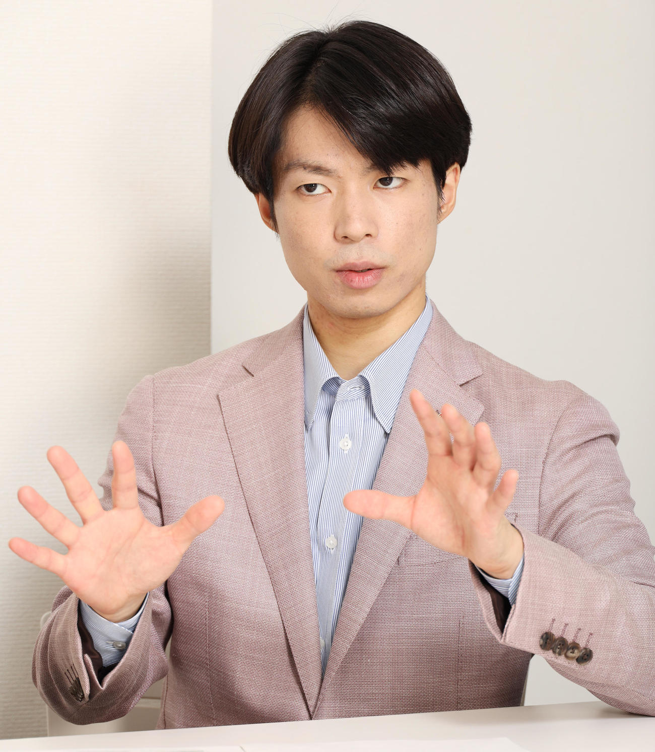 「氷上の哲学者」と異名を持つ町田樹氏。ひとつひとつ言葉を選びビジョンを語った（撮影・中島郁夫）