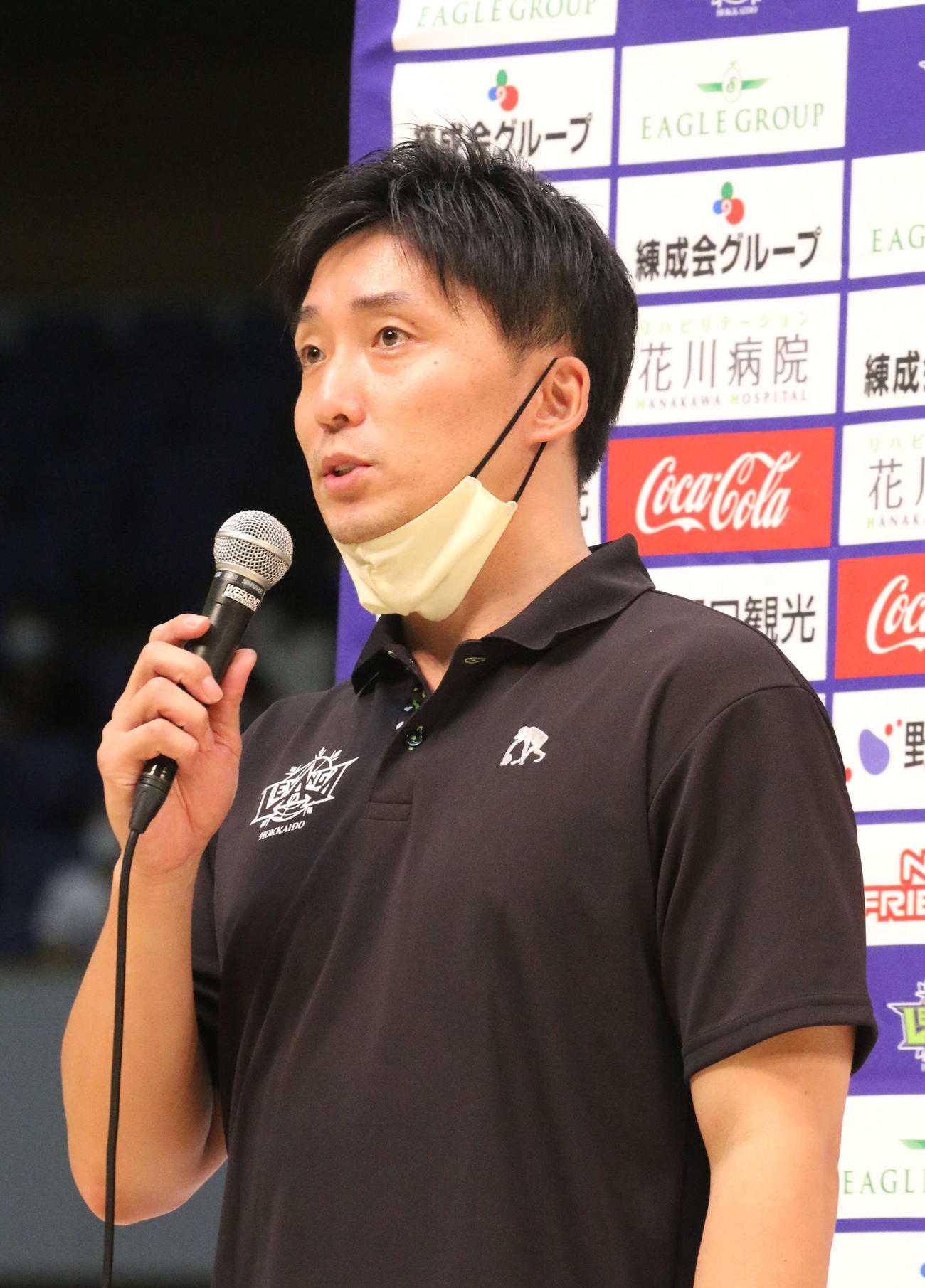 北海道対越谷　試合に勝利しインタビューであいさつするレバンガ北海道宮永監督（撮影・浅水友輝）
